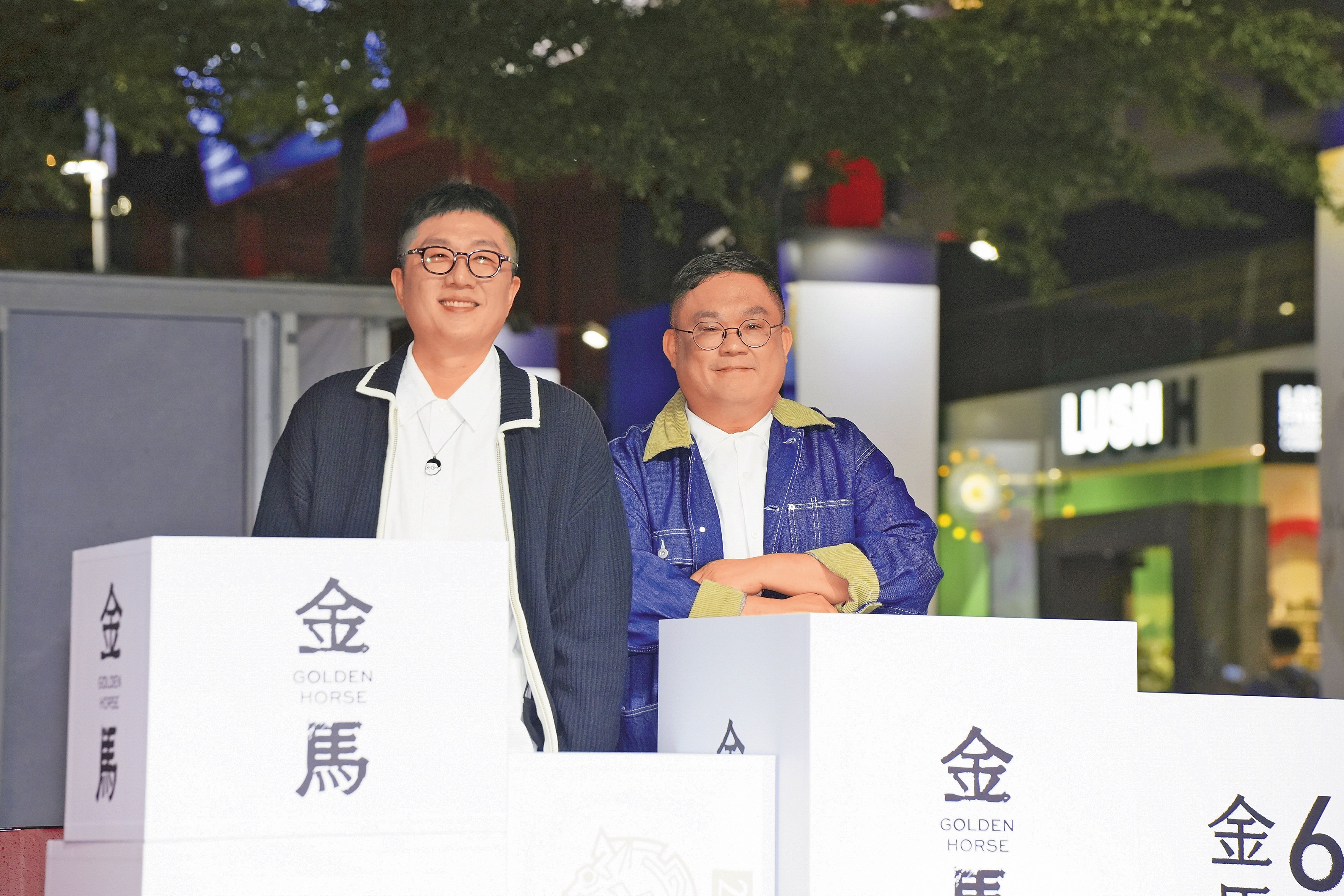 導演林孝謙（右）與拍檔編劇呂安弦（左）前作《比悲傷更悲傷的故事》大賣2.4億元，如今再炮製出《陽光女子合唱團》的佳績。
