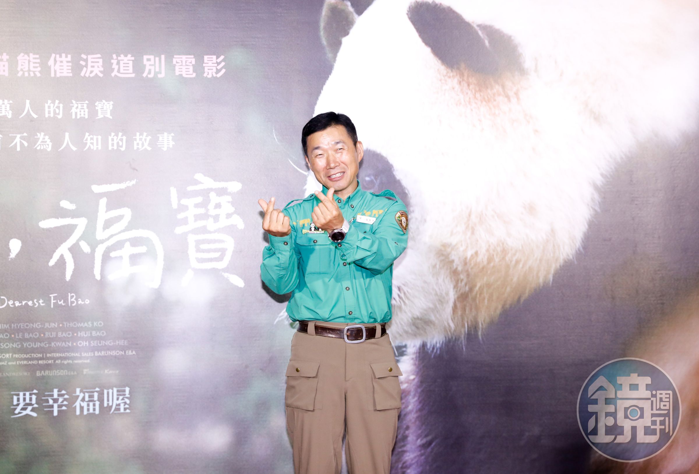 姜哲遠比手指愛心，謝謝大家對福寶、寶家族的喜愛。