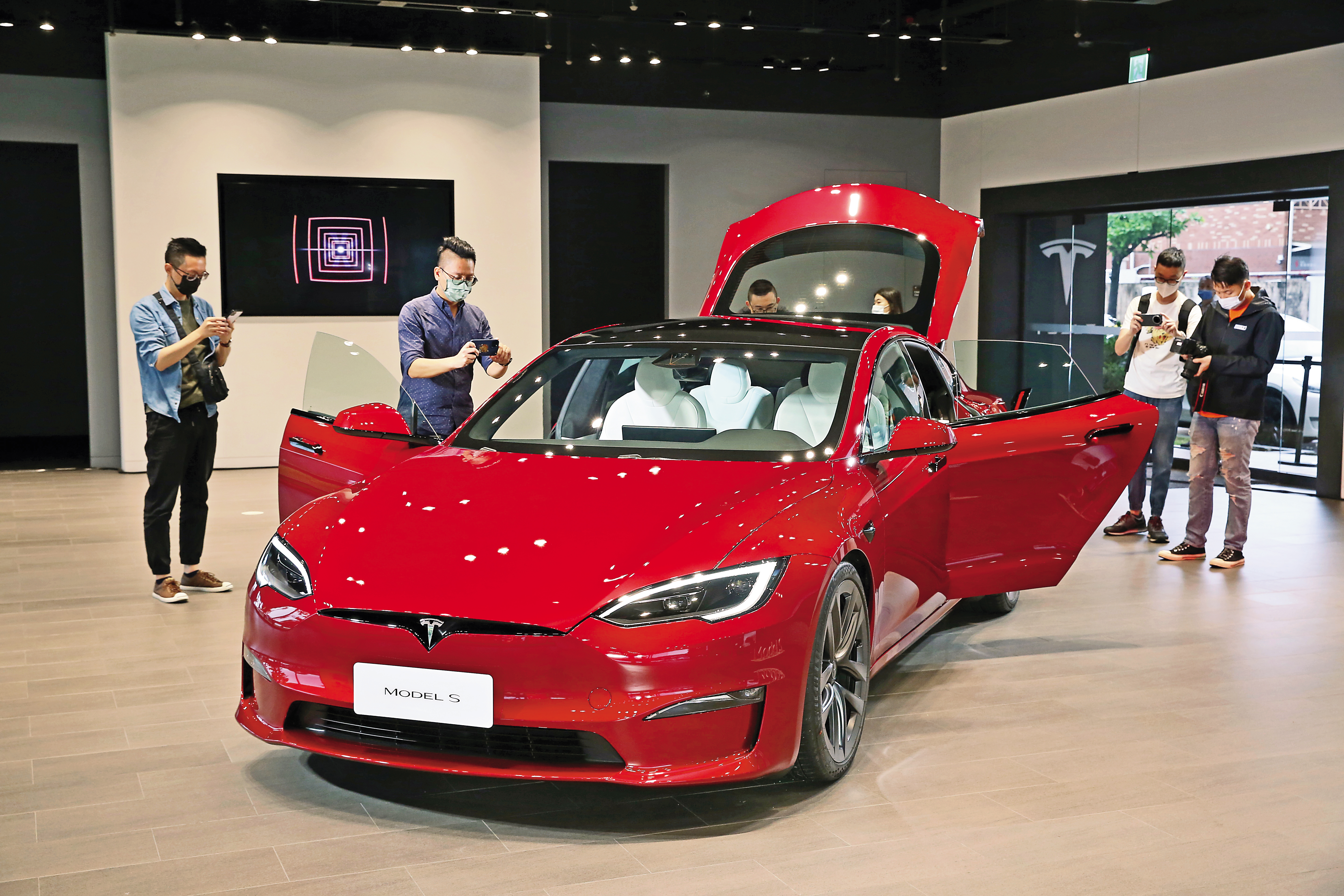 林裕豐獨鍾電動車龍頭特斯拉，今年初又上車。