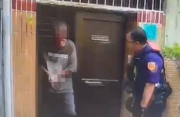 男子開門就拿預藏水果刀刺向警方肚子。（翻攝記者爆料網）