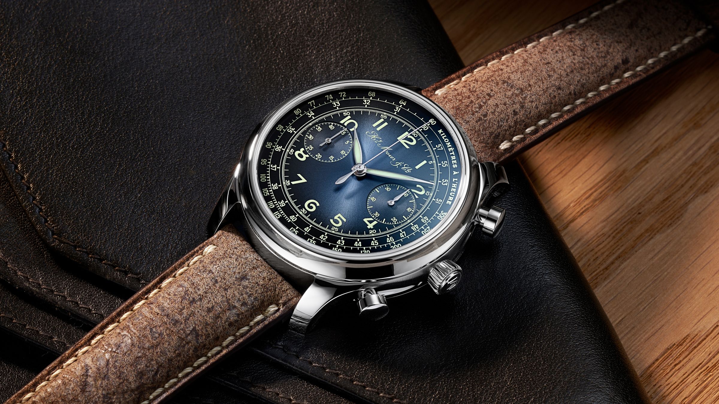 Endeavour Chronograph聯名款以電光藍色調呈現面盤,濃厚的古典氛圍是近期的H. MOSER & CIE.比較少見的風格。