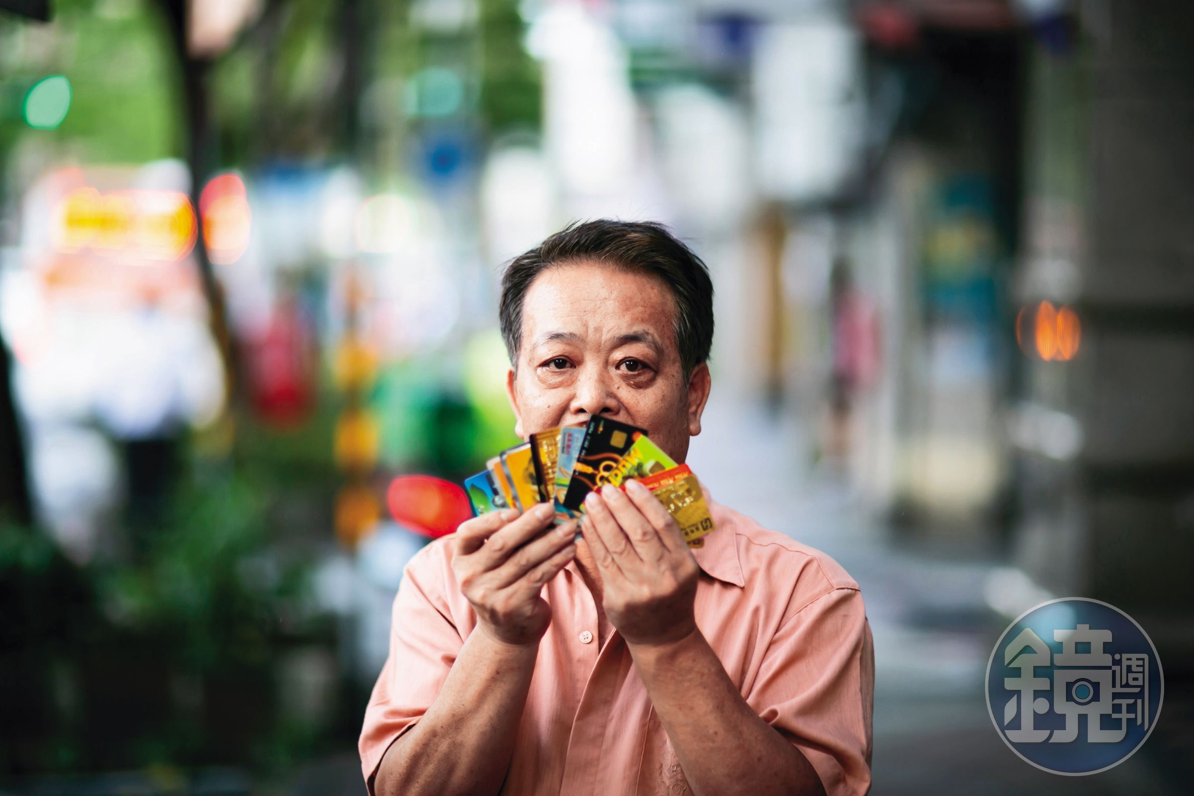楊錦華從小孩出生後開始欠卡債,還不出款後只能當臨時工以免被強制扣薪。今年他終於通過更生,如今是自救會志工。