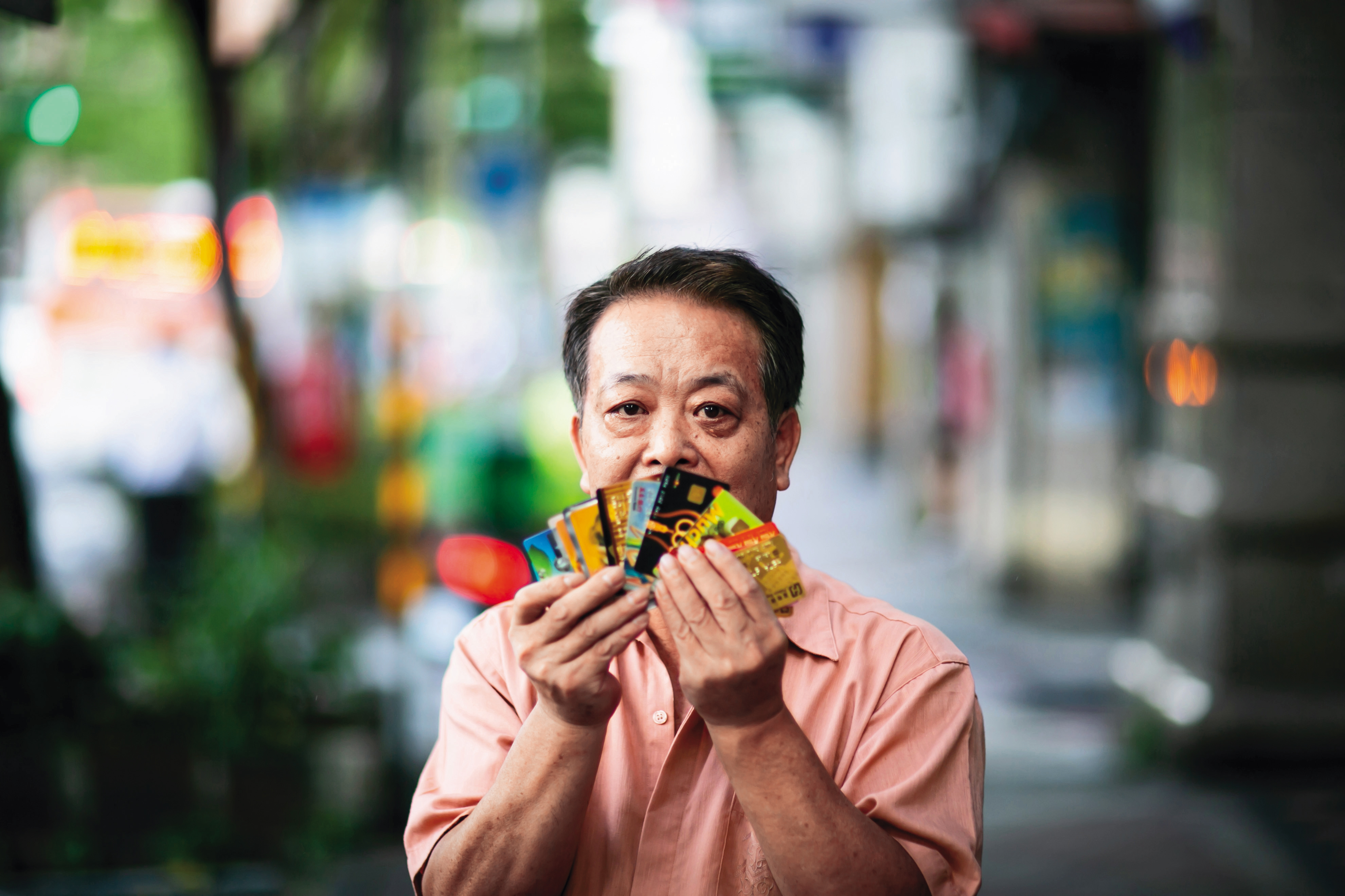 楊錦華從小孩出生後開始欠卡債，還不出款後只能當臨時工以免被強制扣薪。今年他終於通過更生，如今是自救會志工。