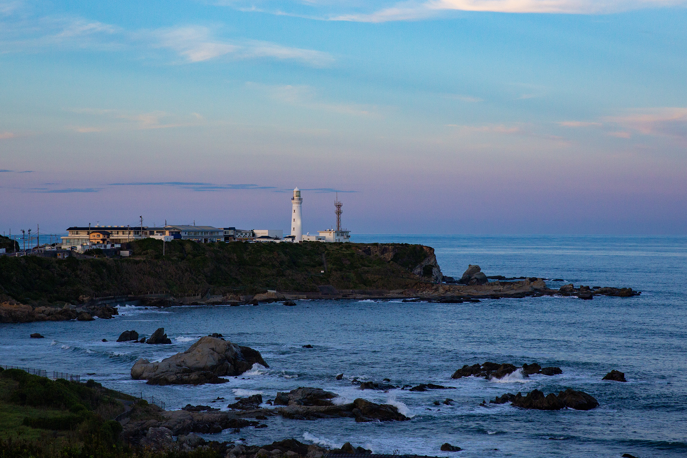 大吠埼是千葉縣房總半島北東端的海角，這裡有世界燈塔百選之一的犬吠埼燈塔，是元旦日本本島第一個迎接曙光的地方，也曾是日本皇族別墅所在地。