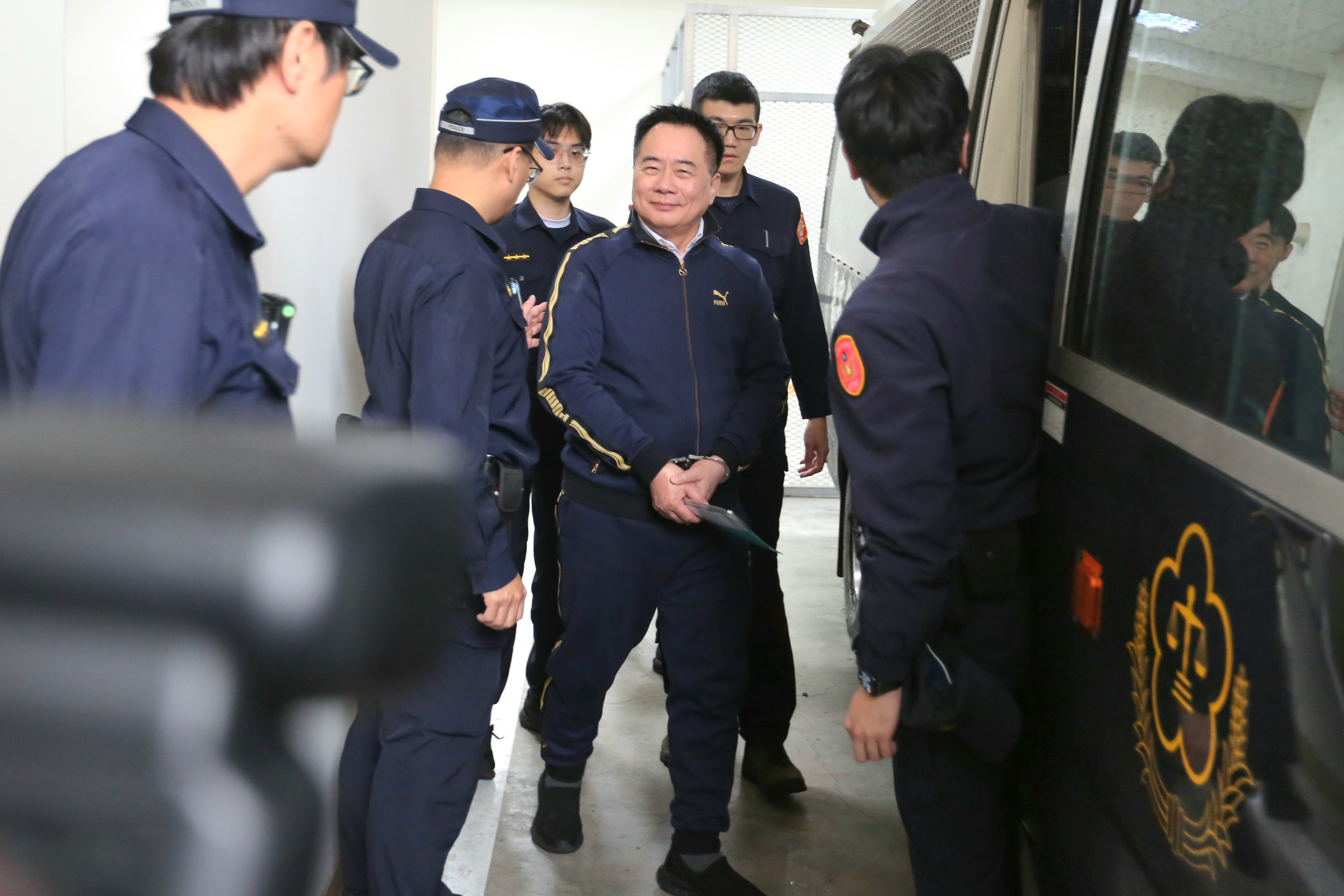 蔡正元已上銬走上囚車，全程面露微笑，被送往台北監獄服刑。（鏡報姜永年）