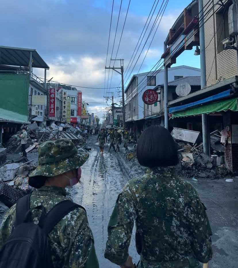 國軍3名女兵利用休假自發到花蓮光協助災民。(翻攝自臉書「靠北長官2020」)