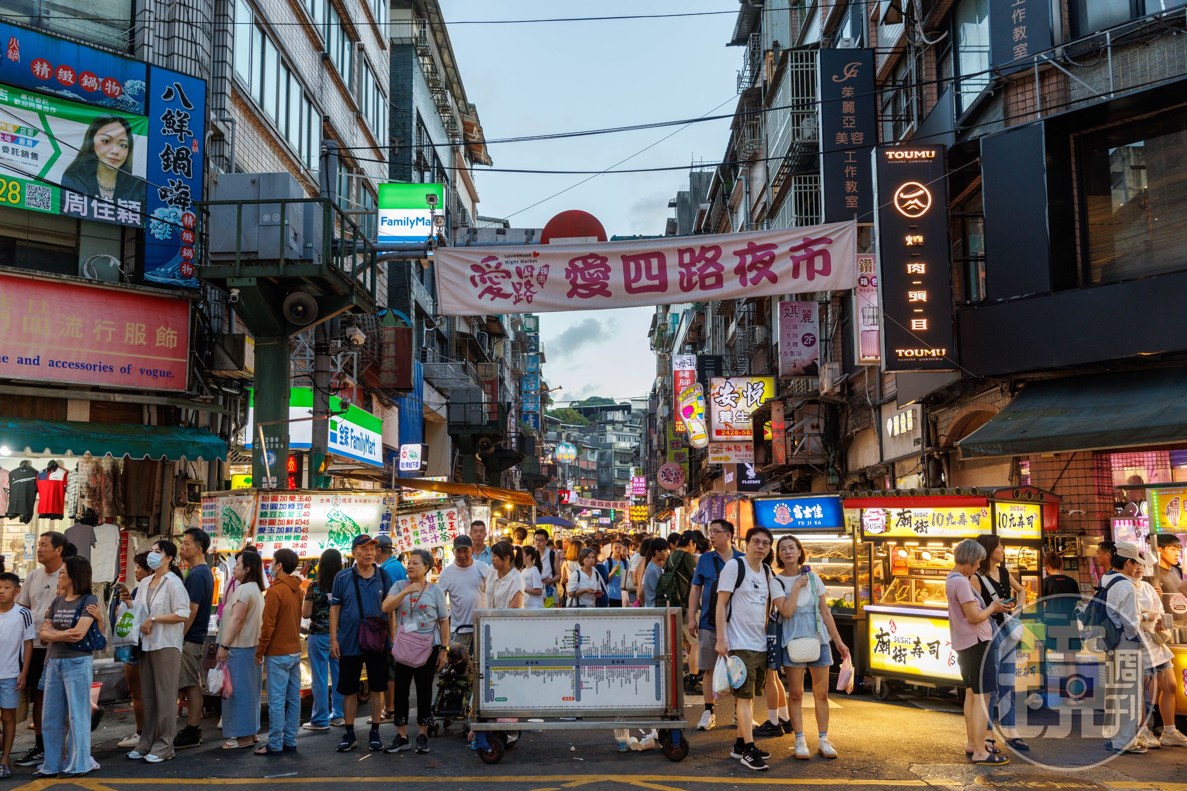 基隆愛四路這一段的小吃多半是晚上營業,是真正的廟口夜市。