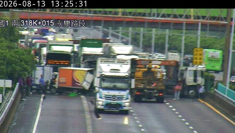 國1南下永康4車連環撞!後方一度回堵7公里 駕駛快改道