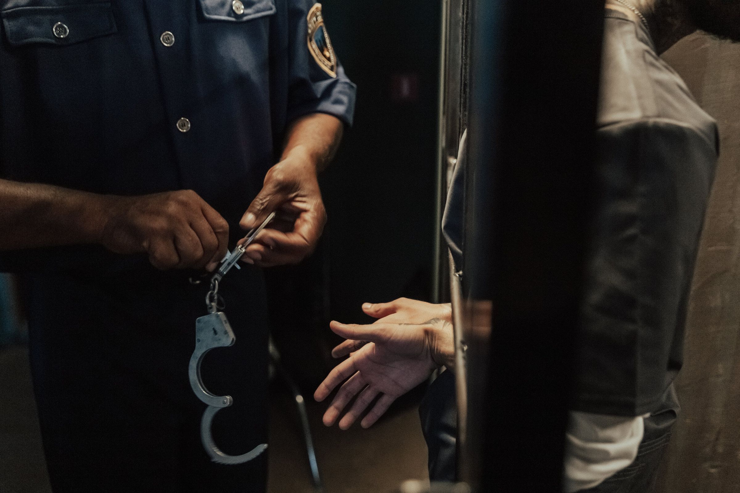 菲律賓警方22日查獲2名台灣人涉嫌詐欺、持有槍枝及大麻,最重恐被處終生監禁。(示意圖,pexels)
