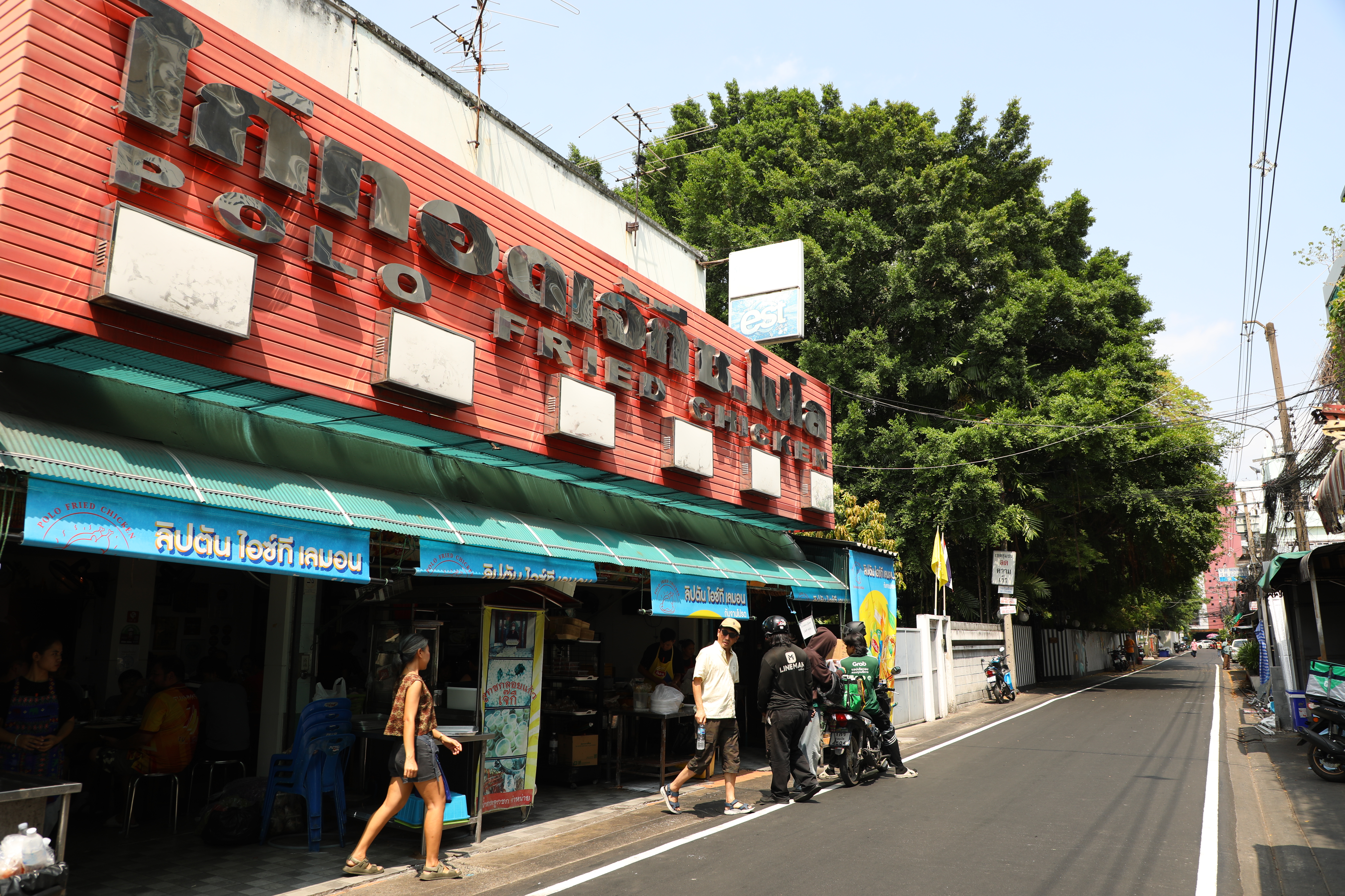  「Gai Tord Jae Kee」總店位在小巷內，同一條巷子還有另一家分店。