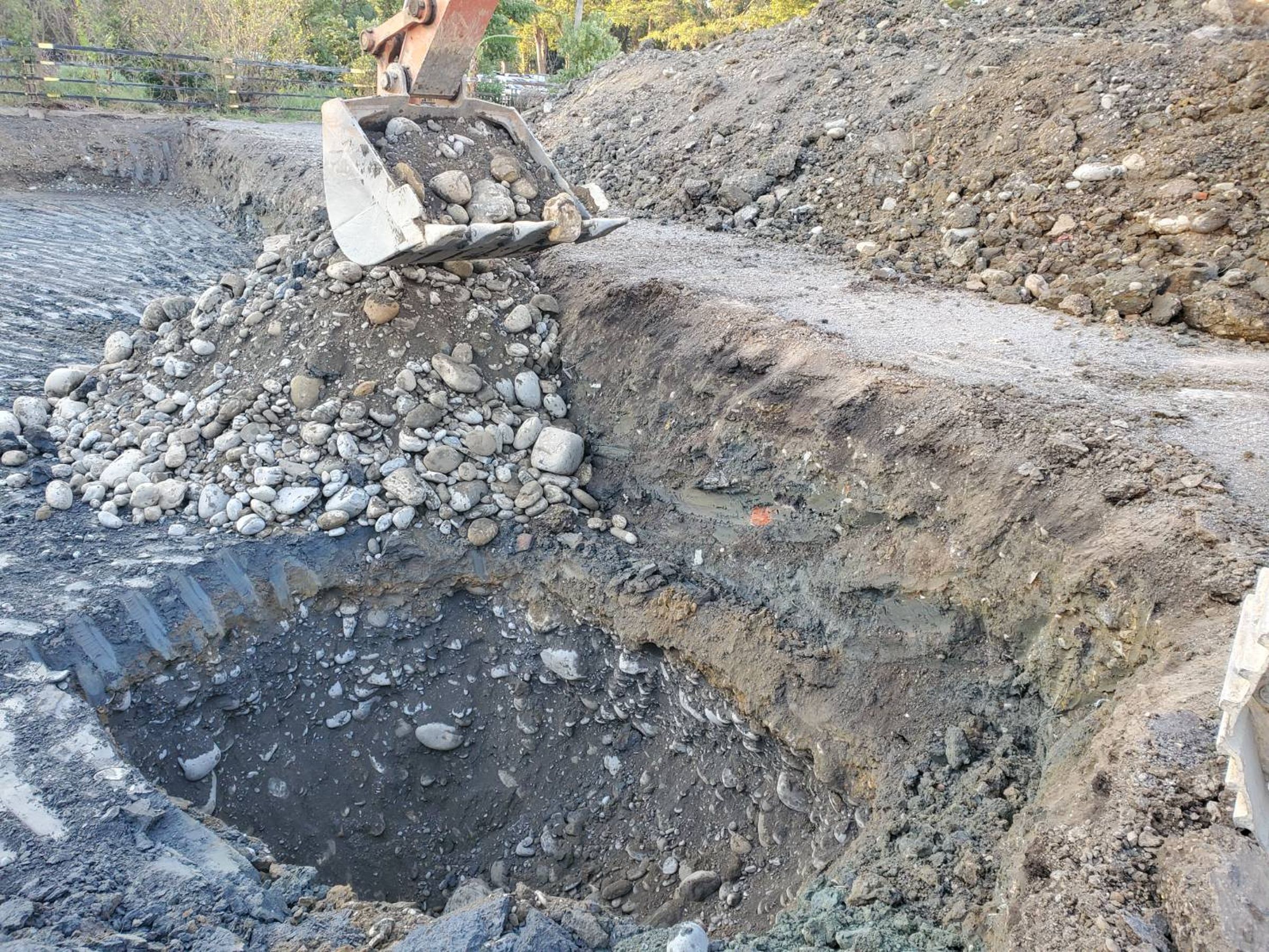 柯營秀出農地現場開挖照片駁斥綠營質疑，指土層確定沒有「有毒汙染廢棄物，或其餘事業廢棄物」。（民眾黨提供）