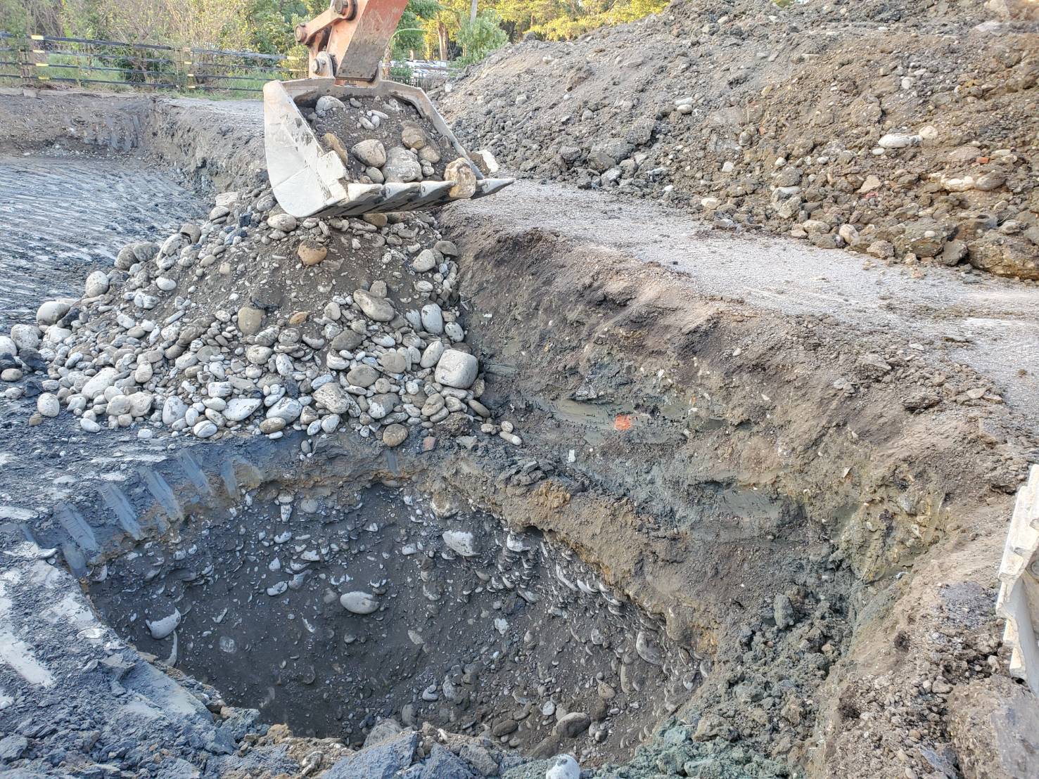 柯營秀出農地現場開挖照片駁斥綠營質疑，指土層確定沒有「有毒汙染廢棄物，或其餘事業廢棄物」。（民眾黨提供）