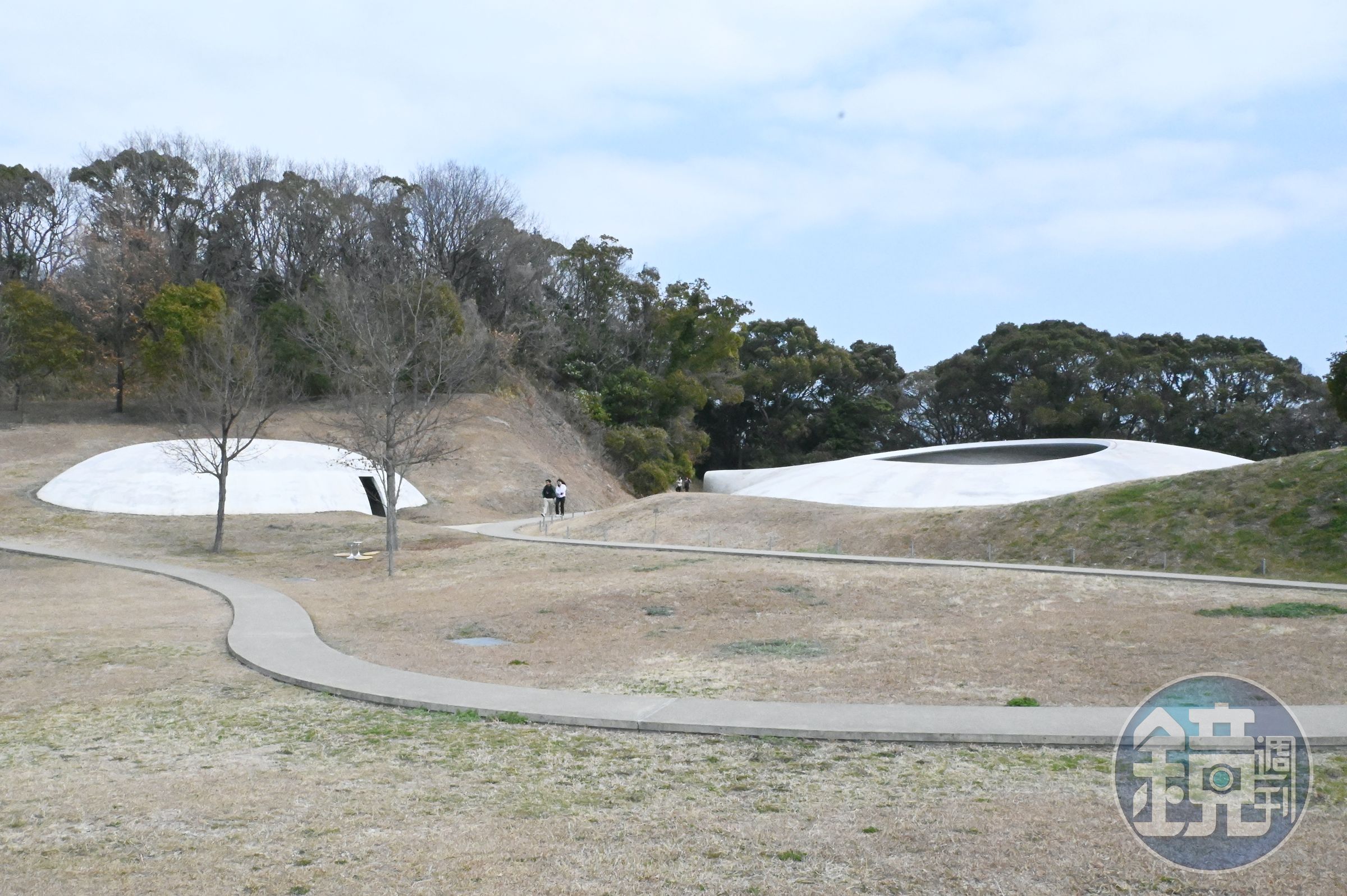 ：「豐島美術館」建築由曾獲普立茲克建築獎的西澤立衛與藝術家内藤禮共同打造。