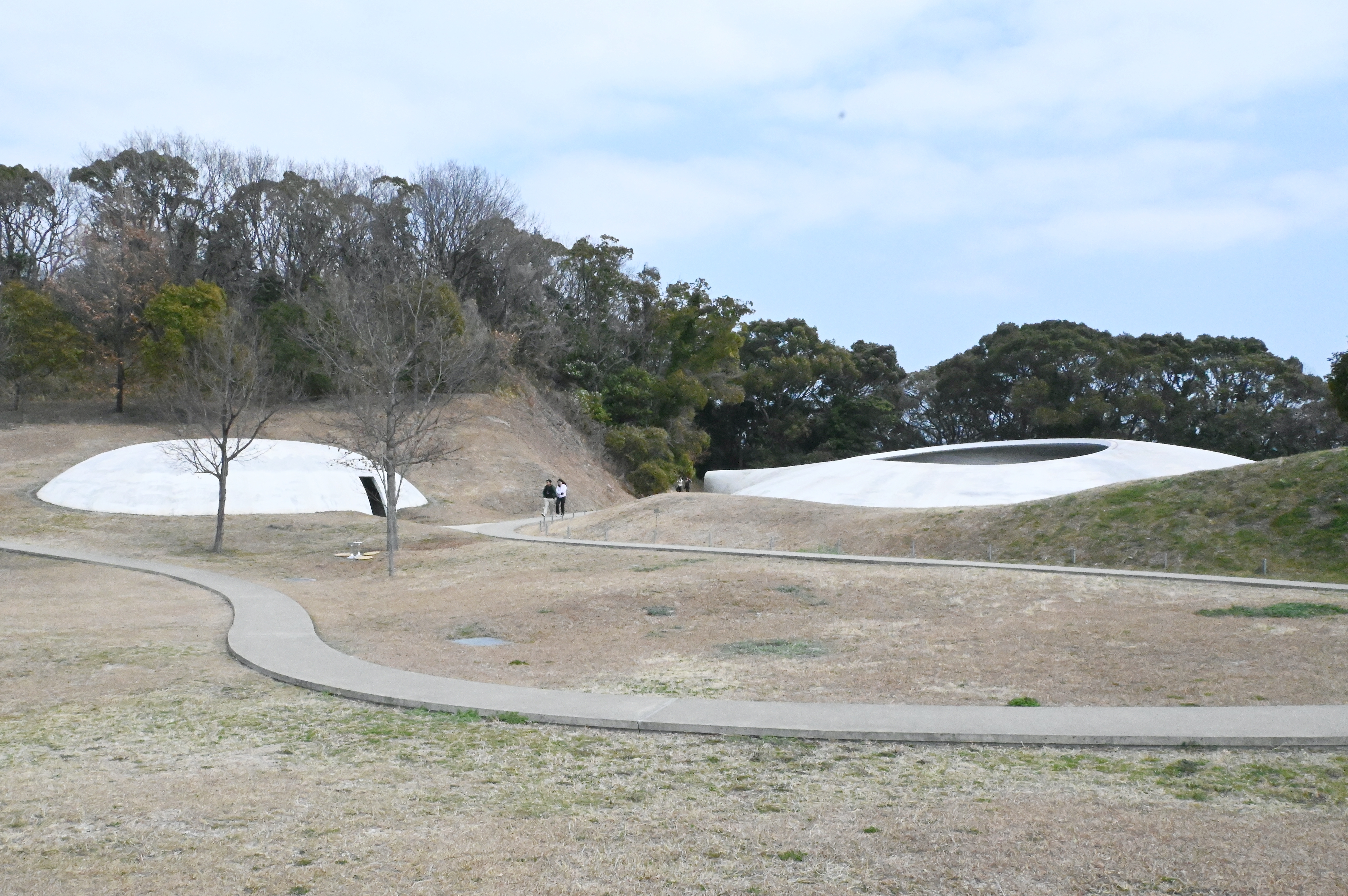 :「豐島美術館」建築由曾獲普立茲克建築獎的西澤立衛與藝術家内藤禮共同打造。