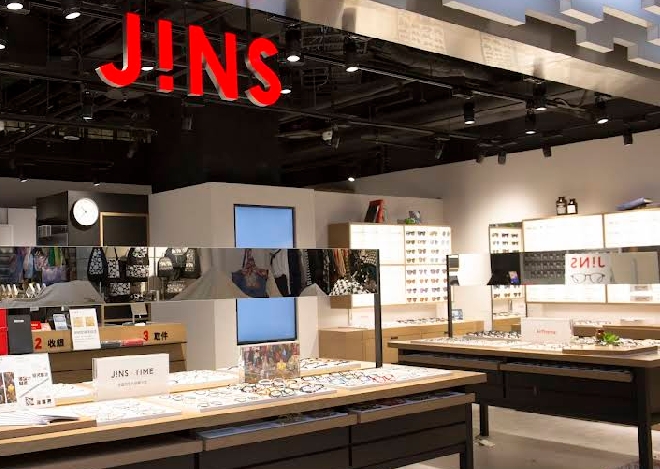 日本快時尚(Fast Fashion)眼鏡連鎖品牌JINS,近日因「台日價差」引發爭議。(翻攝自Google Map)