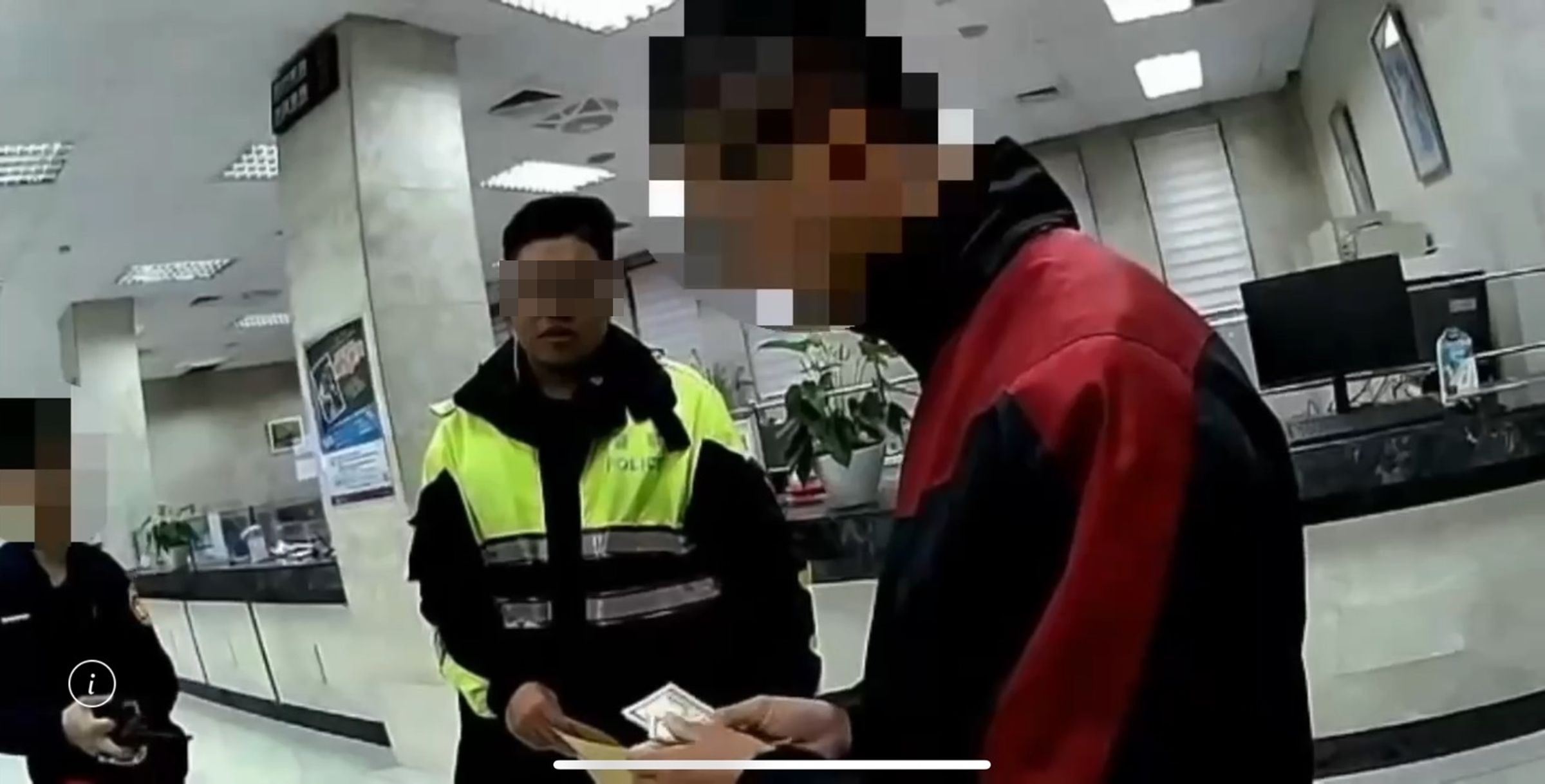 蘇男(圖右)本以為撿到14張美鈔發了橫財,不料竟全是假鈔還得上法院。(翻攝畫面)