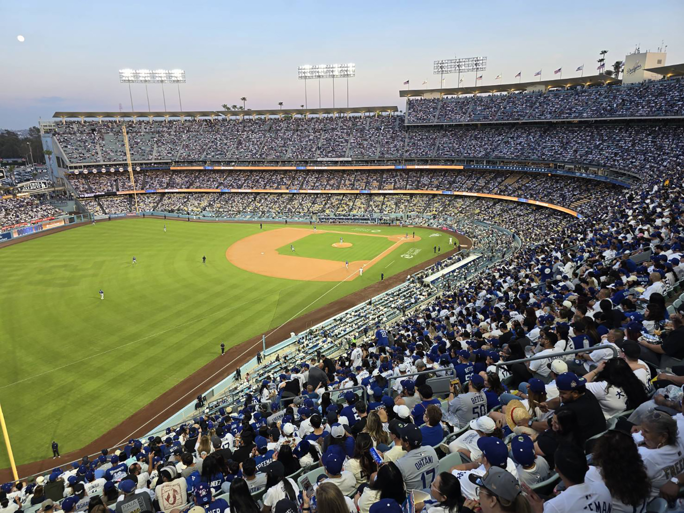 帶領旅客前往洛杉磯道奇隊球場觀賞MLB賽事，親身感受美國職棒熱血氛圍。（可樂旅遊提供）