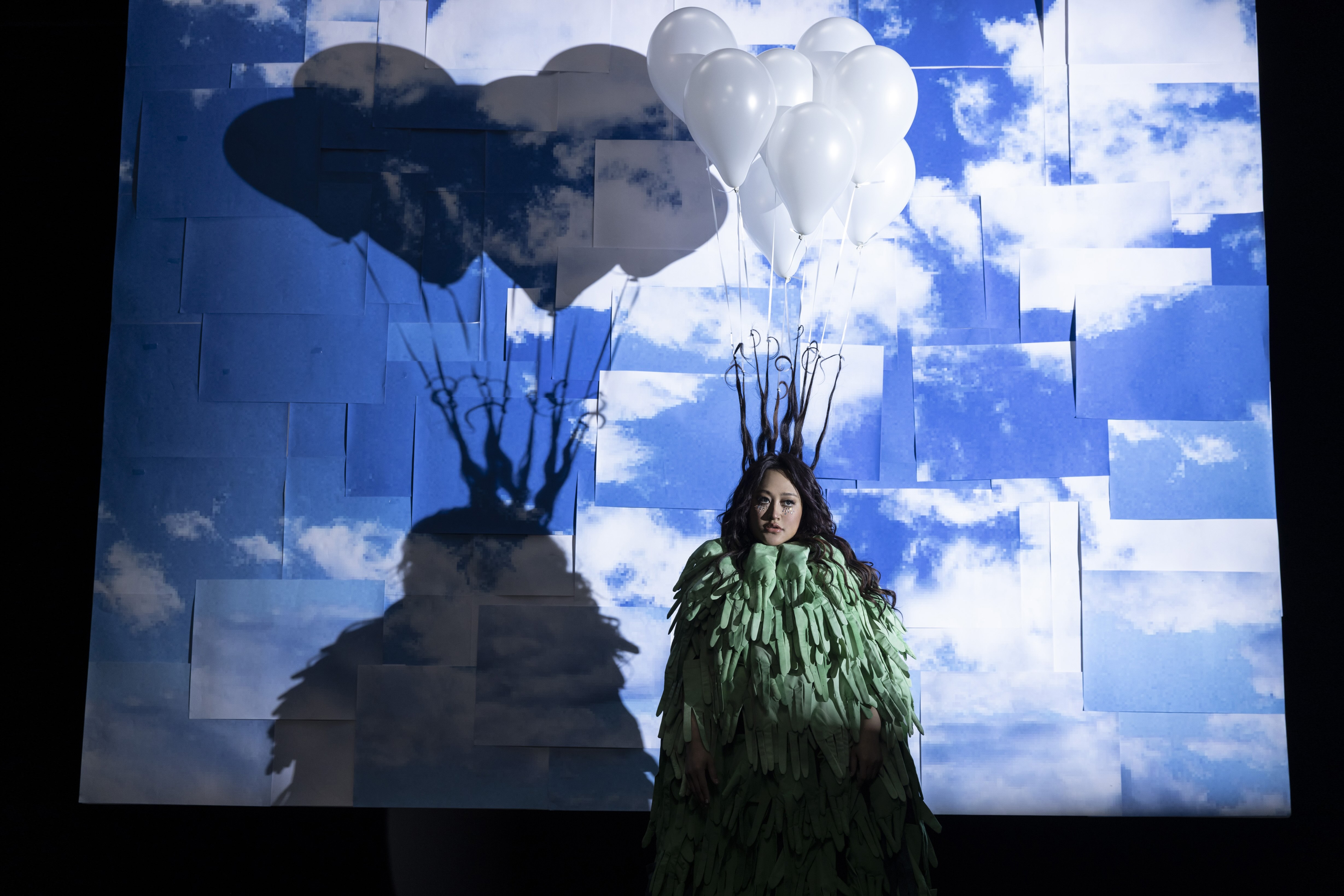 家家頭髮綁滿白氣球、身穿手套長袍，變身夢遊小丑，造型費時。（相信音樂提供）