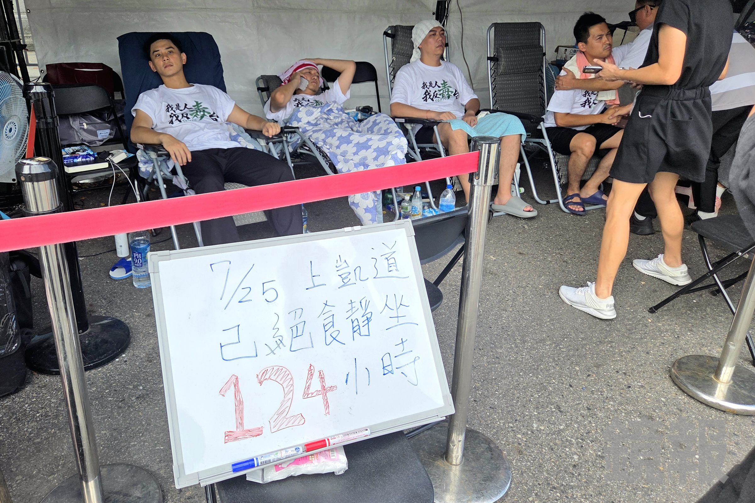 國民黨市議員參選人在凱道絕食,青年軍之一的丁瑀今也來到現場。(鏡報姜永年)