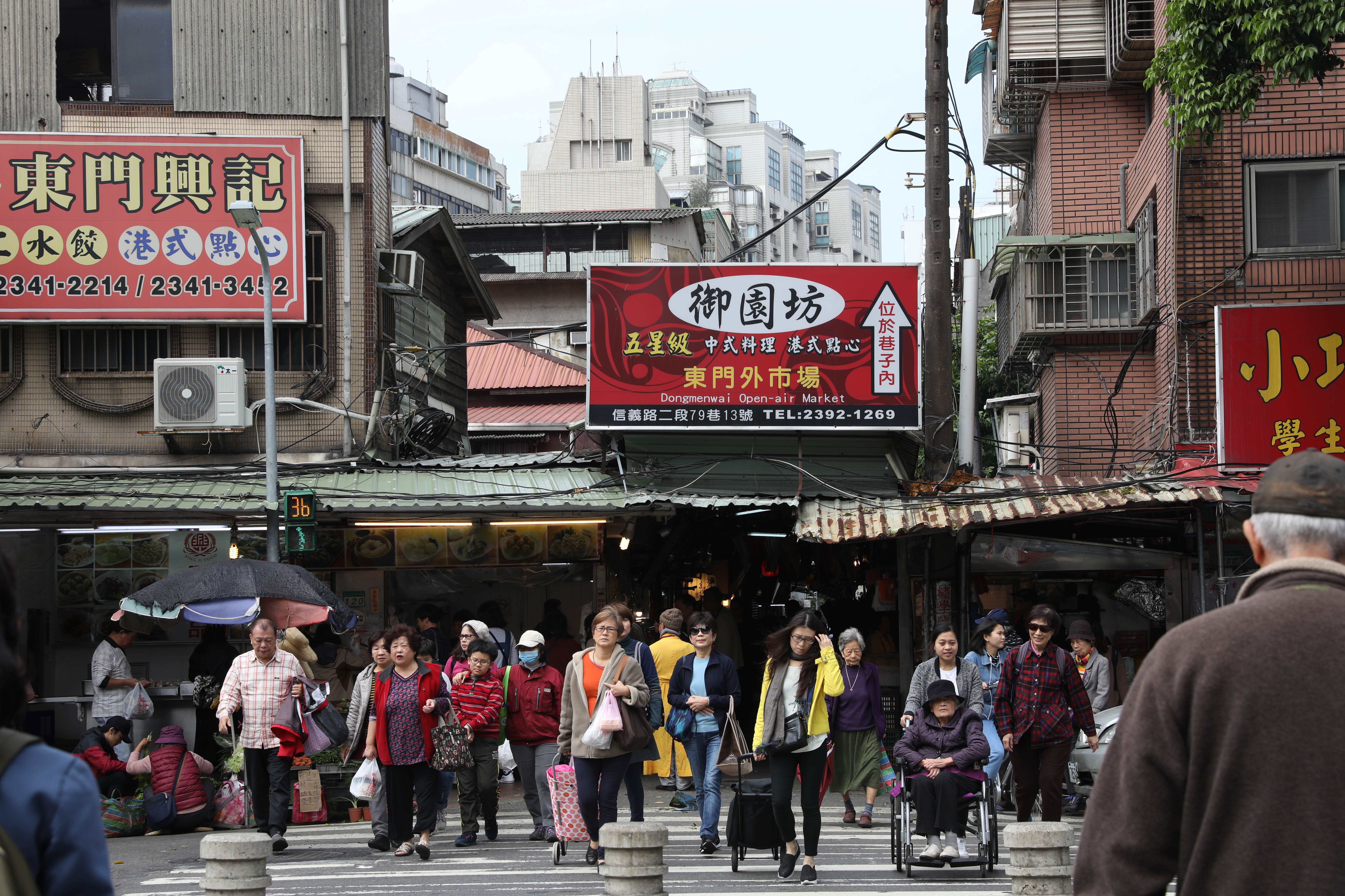 這座百年市場面臨都更爭議，但遲遲未有定論。