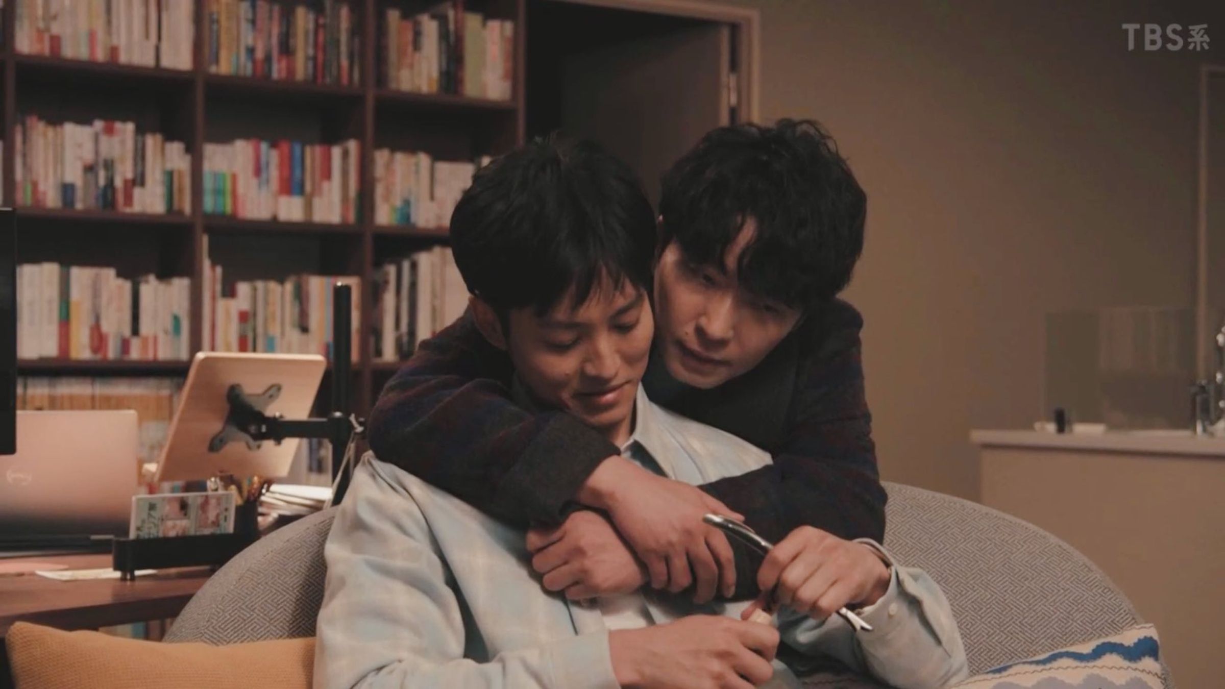 星野源(右)與松坂桃李竟飾演同性情侶,網友太開心了!(網路圖片)