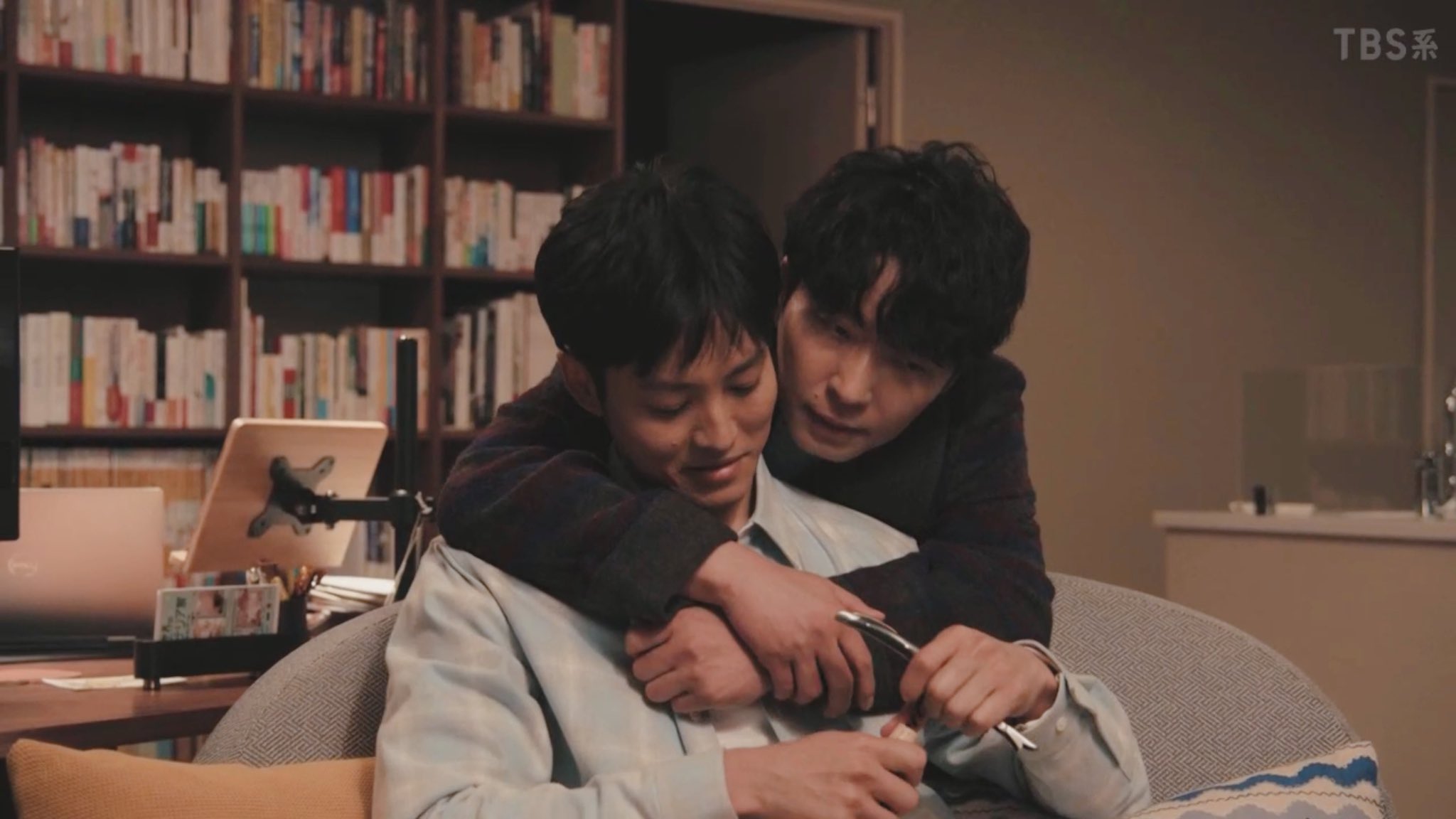 星野源（右）與松坂桃李竟飾演同性情侶，網友太開心了！（網路圖片）