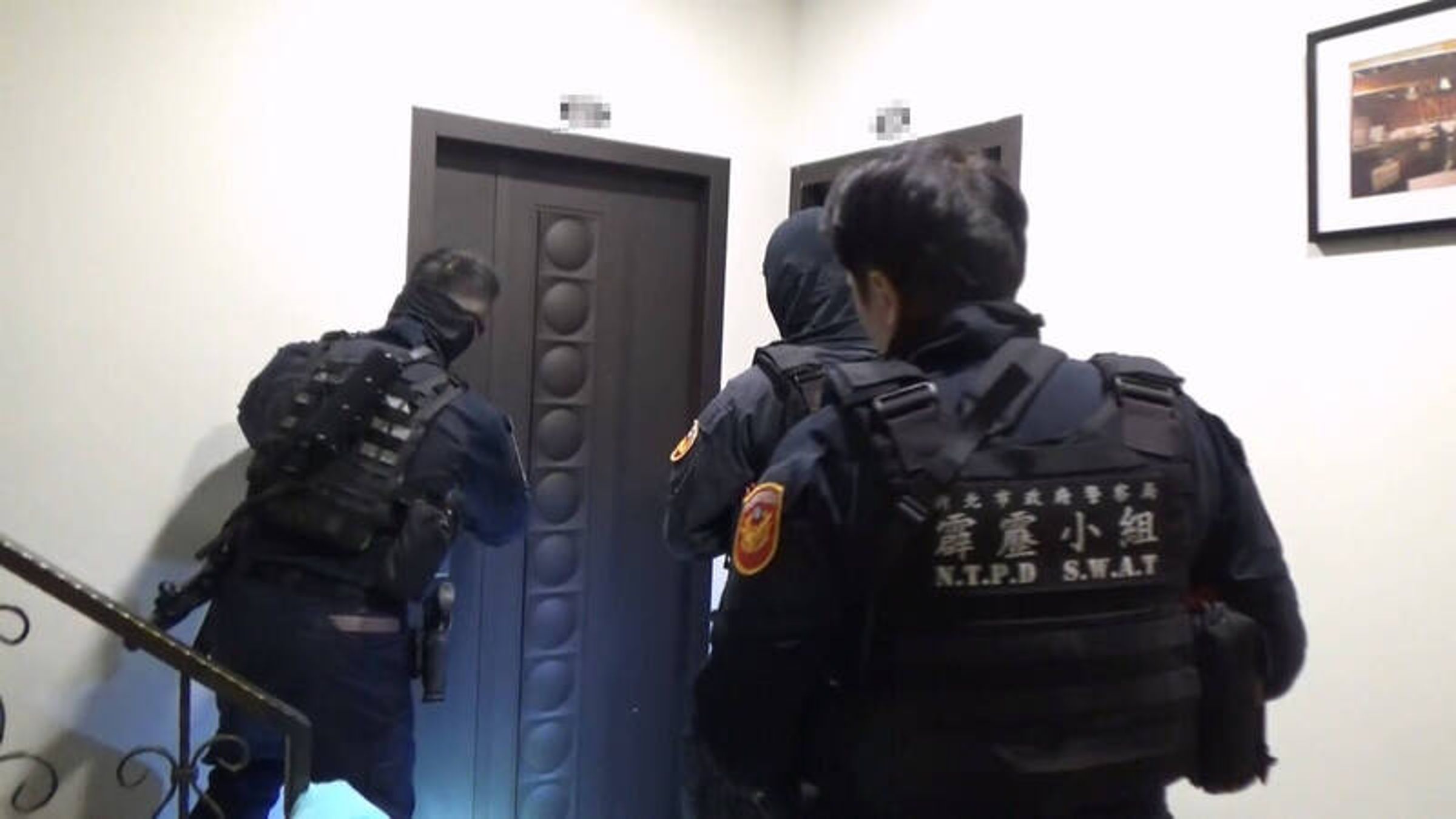警方展開攻堅,逮捕顏男等10人。(警方提供)
