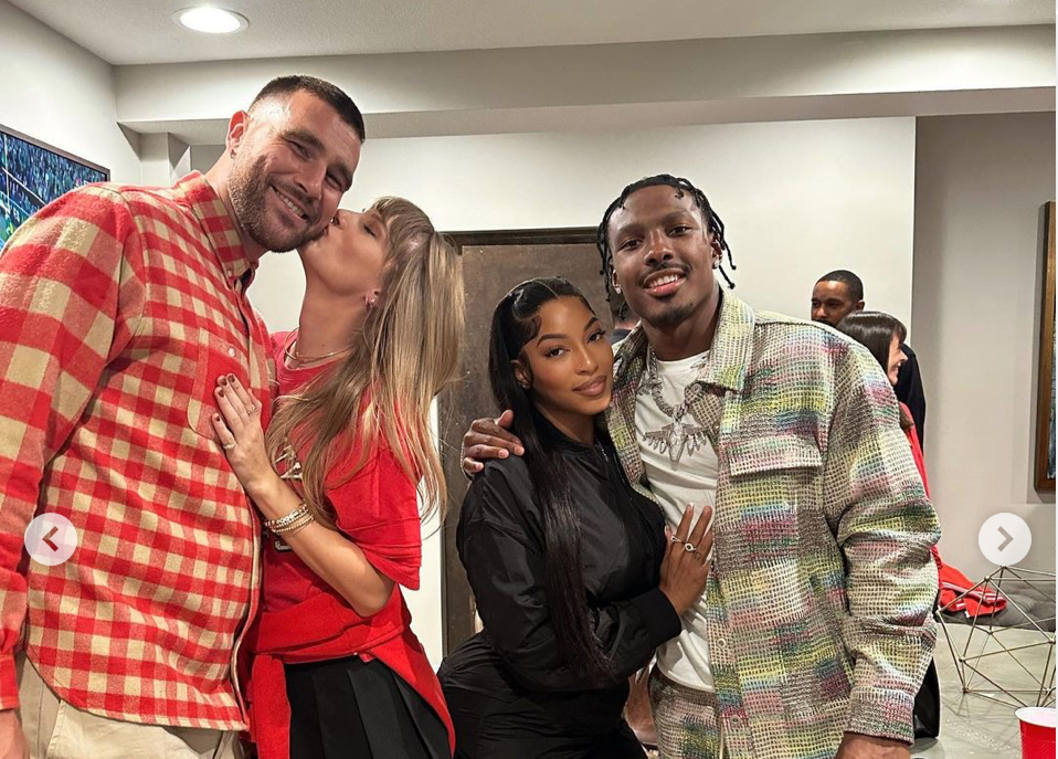 泰勒絲（左二）親吻崔維斯凱爾西（左一），公開放閃。另外一對情侶是小梅柯爾哈得曼（右一），跟女友席拉亞（右二）。（翻攝自Chariah Gordon Instagram）