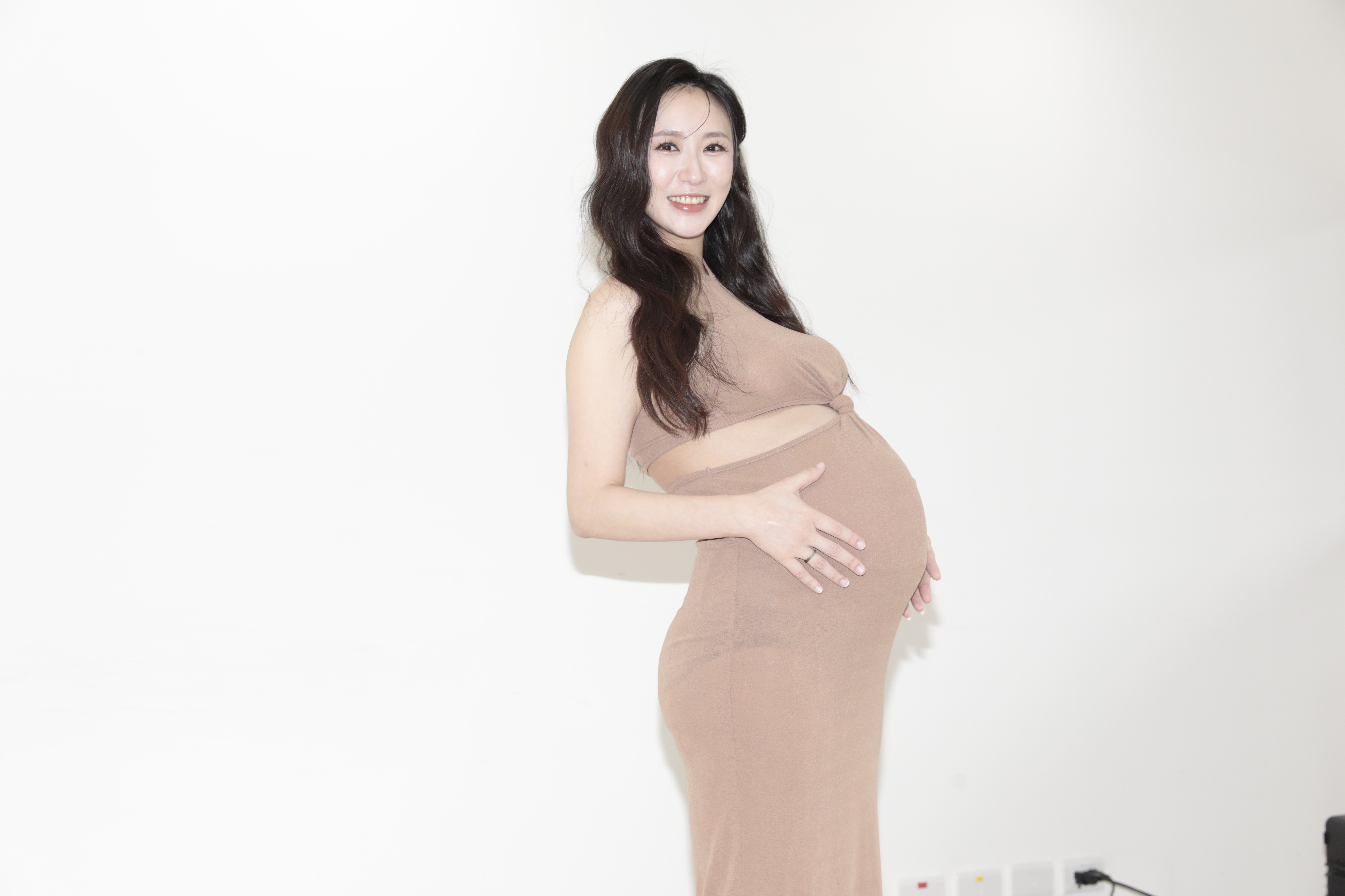 蔡允潔臨盆倒數，今仍挺肚出席活動。