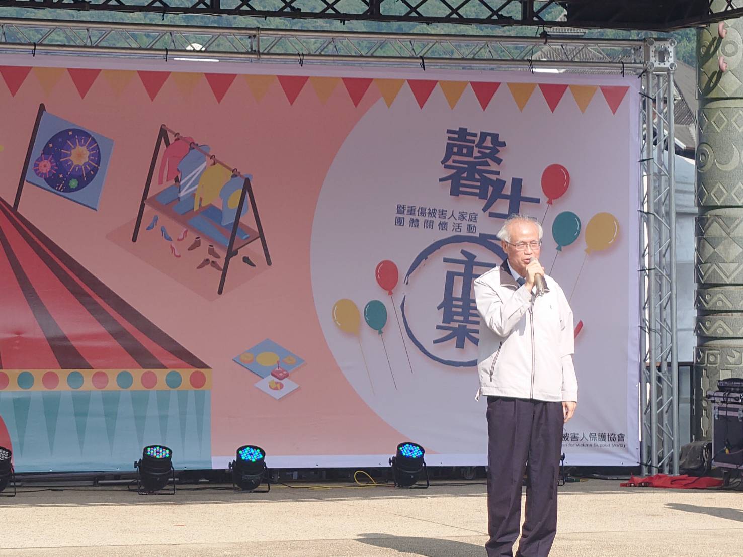 犯保協會今在伊達邵碼頭設置「馨生市集」共34個攤位，身兼高檢署檢察長的犯保董事長張斗輝親自介紹馨生人製作產品，包含美食、飾品及生活用品等，深受遊客喜愛。（犯保協會提供）   