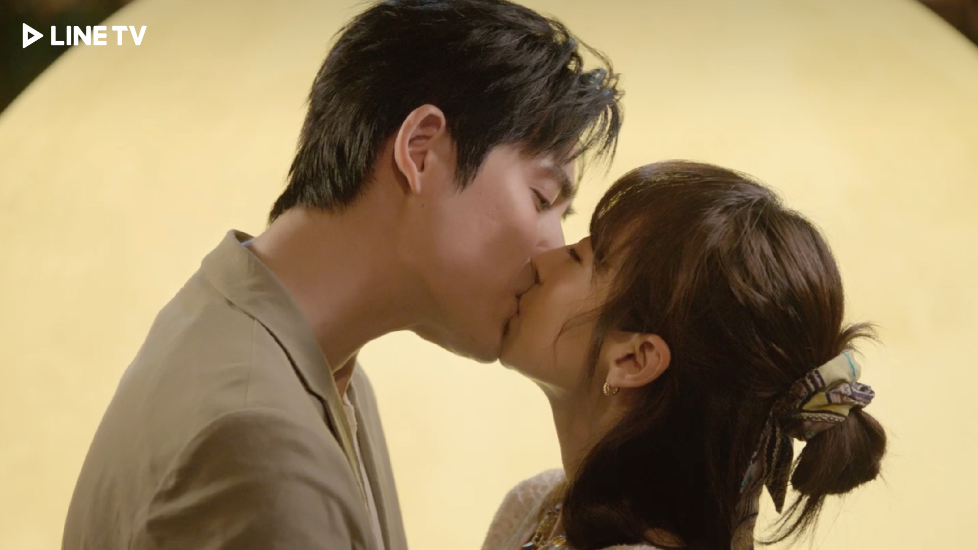 《另一種藍》周渝民（左）告白後甜吻宋茜。（LINE TV提供）