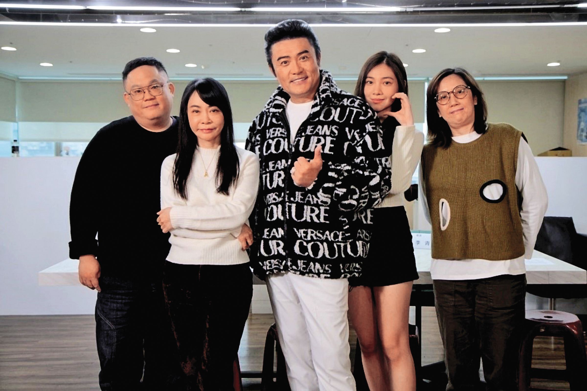 柴智屏（左二）舉辦台版《我們的藍調時光》演員徵選時，演員李㼈（中）還帶女兒（右二）來試鏡。左一為導演林孝謙、右一為導演李青蓉。（米神國際提供）