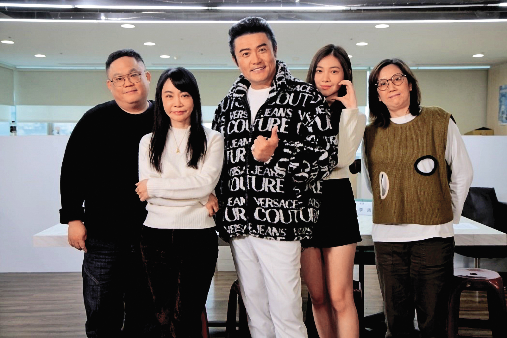 柴智屏(左二)舉辦台版《我們的藍調時光》演員徵選時,演員李㼈(中)還帶女兒(右二)來試鏡。左一為導演林孝謙、右一為導演李青蓉。(米神國際提供)