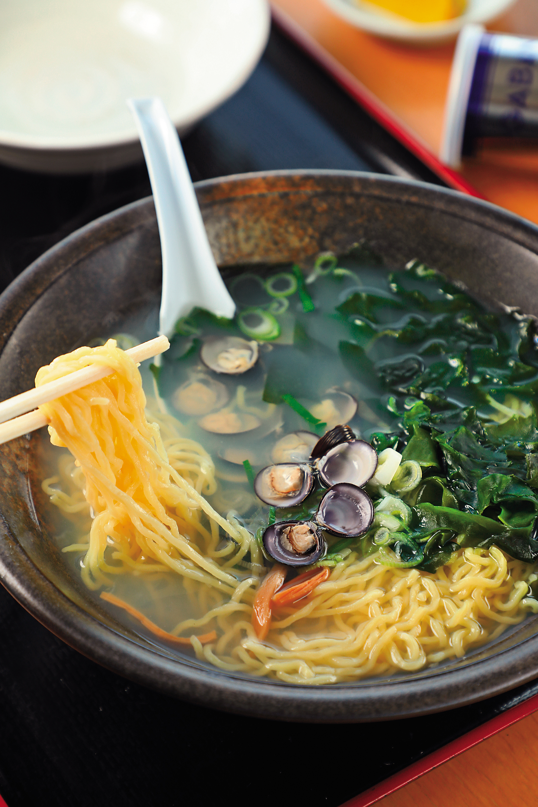 冬日裡來一碗「蜆拉麵」，用上津輕十三湖產蜆熬製的湯頭鹹鮮甘美，滿足度超高。（1,200日圓／碗，約NT$256）