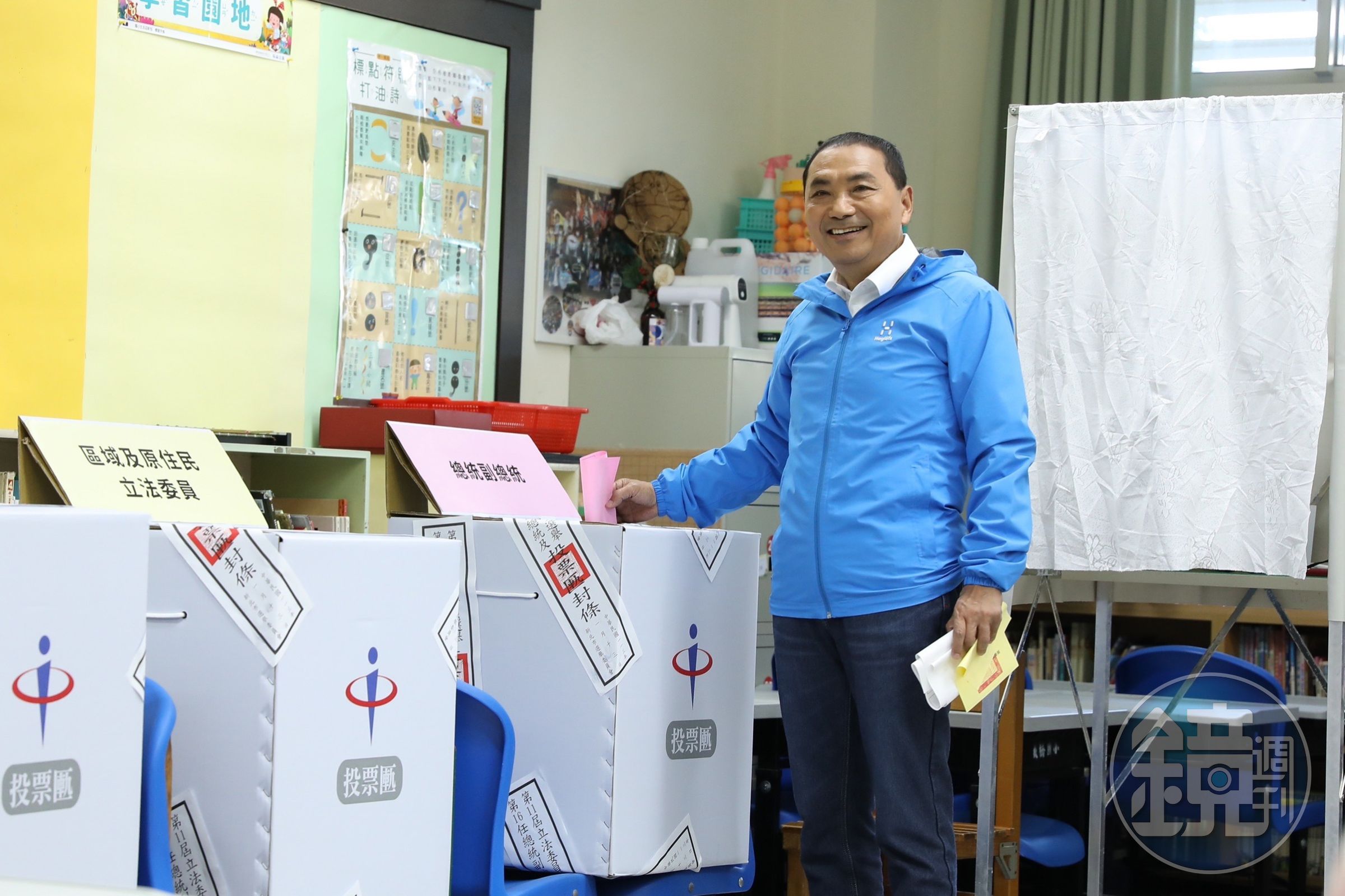 國民黨總統候選人侯友宜到板橋國小投票。