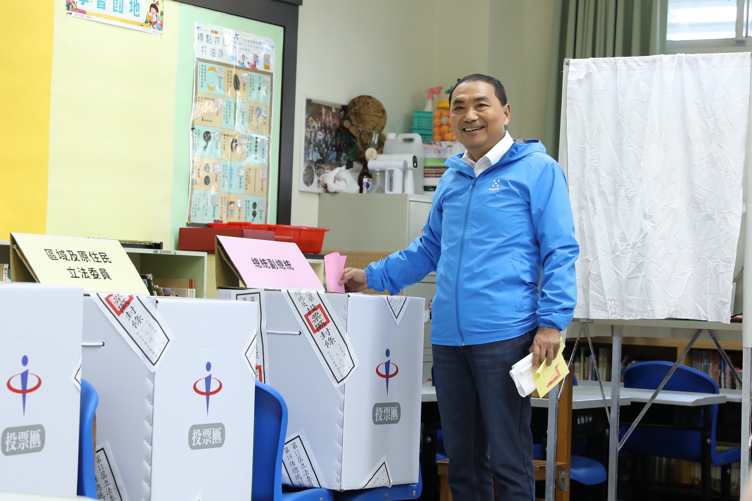 國民黨總統候選人侯友宜到板橋國小投票。