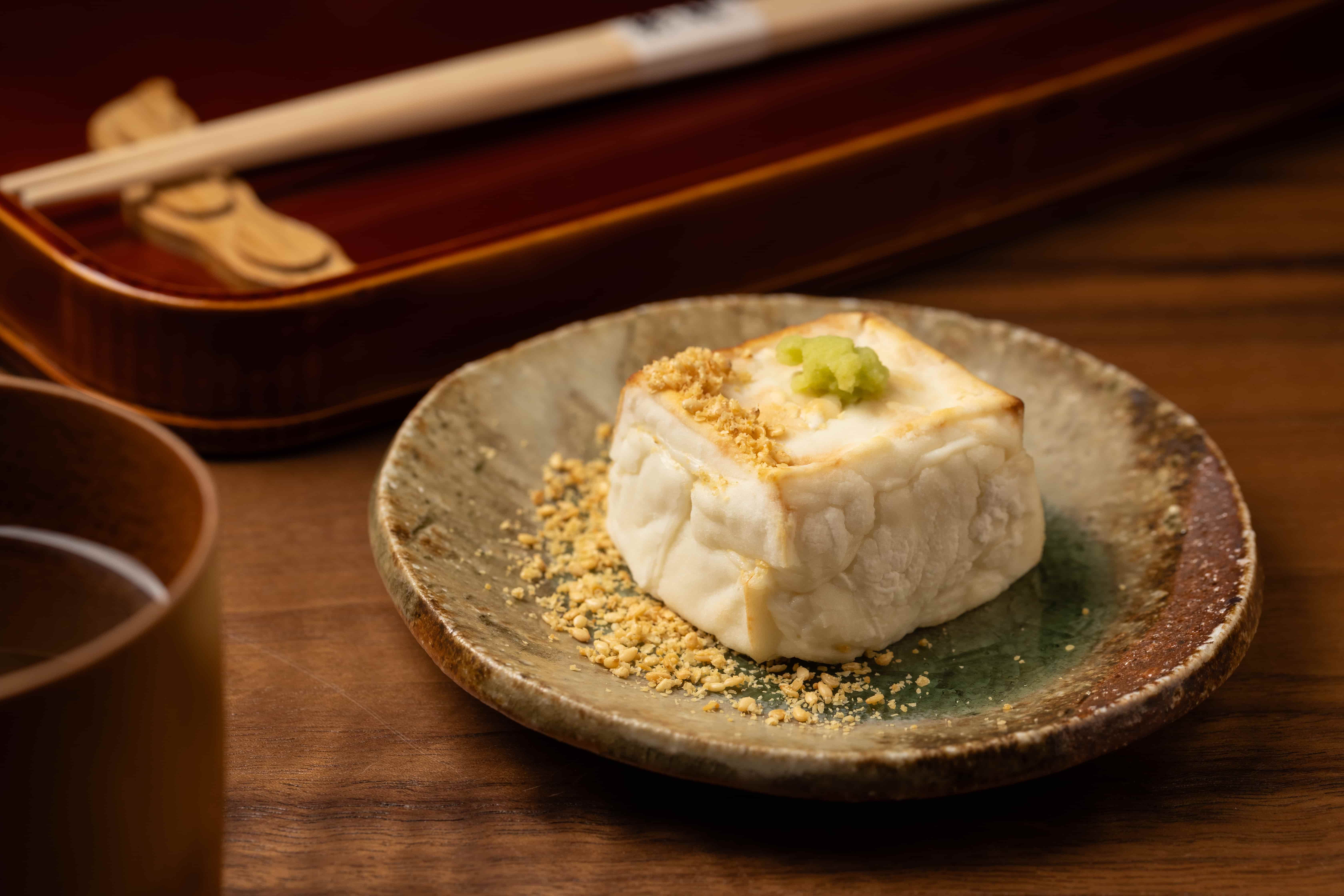 首道前菜「胡麻豆腐」完美展現出料理長的誠意與深厚廚藝功力，外澎帶酥內化口猶如河豚白子的口感。
