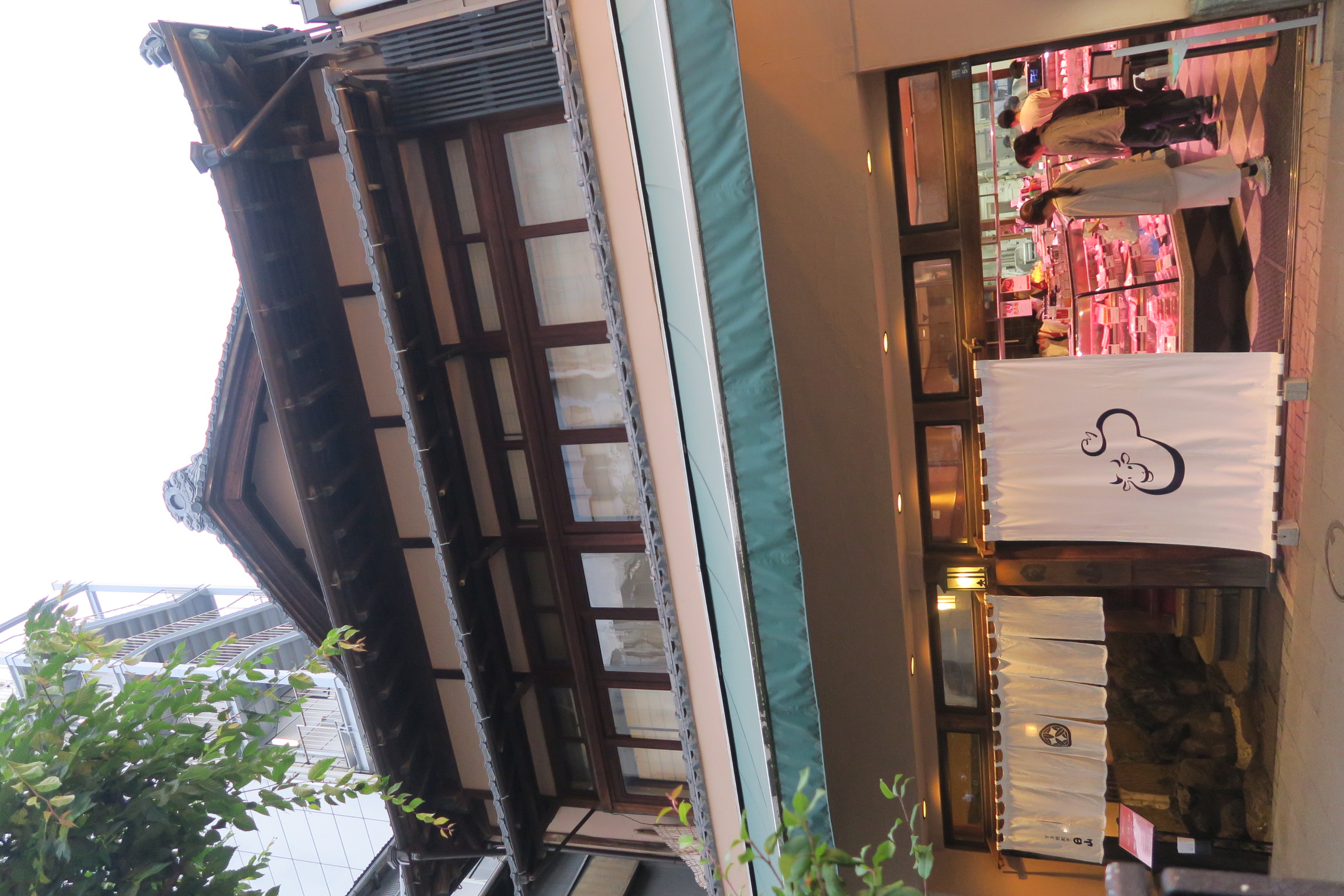 日本橋人形町的「壽喜燒割烹日山」與「日山精肉店」座落在一幢百年老屋中。