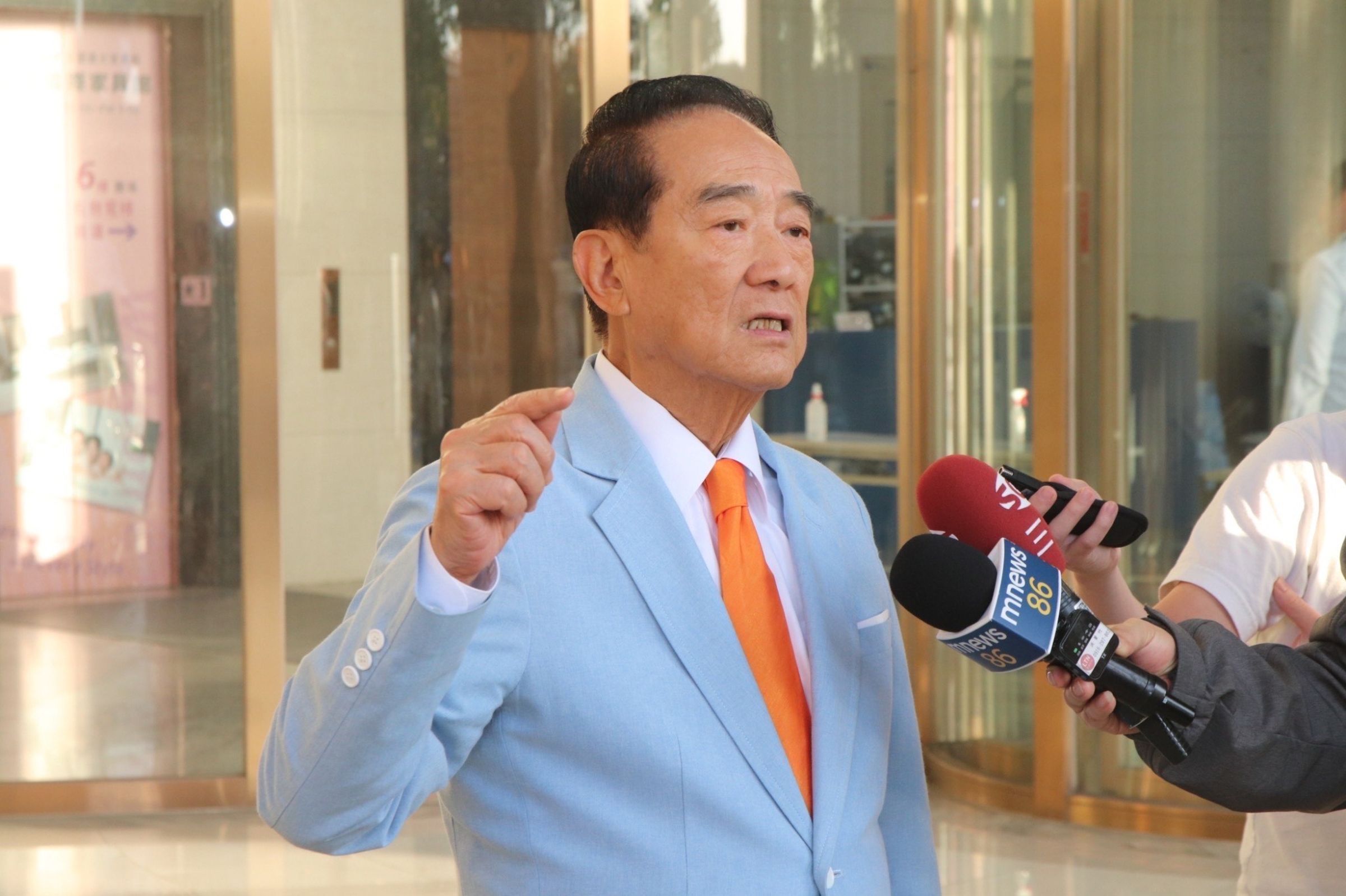 親民黨主席宋楚瑜今直言,對於副手人選:讓子彈飛一下吧。(親民黨辦公室提供)
