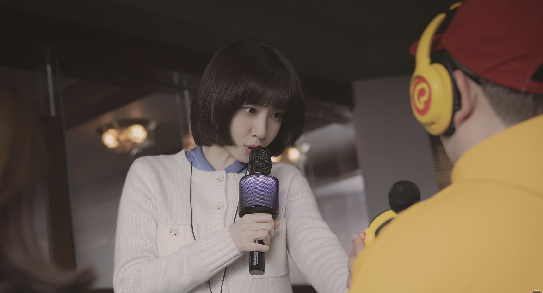  《非常律師禹英禑》女主角朴恩斌在戲裡和喜愛Pengsoo的客戶互動表演。（翻攝自IMDB網站）
