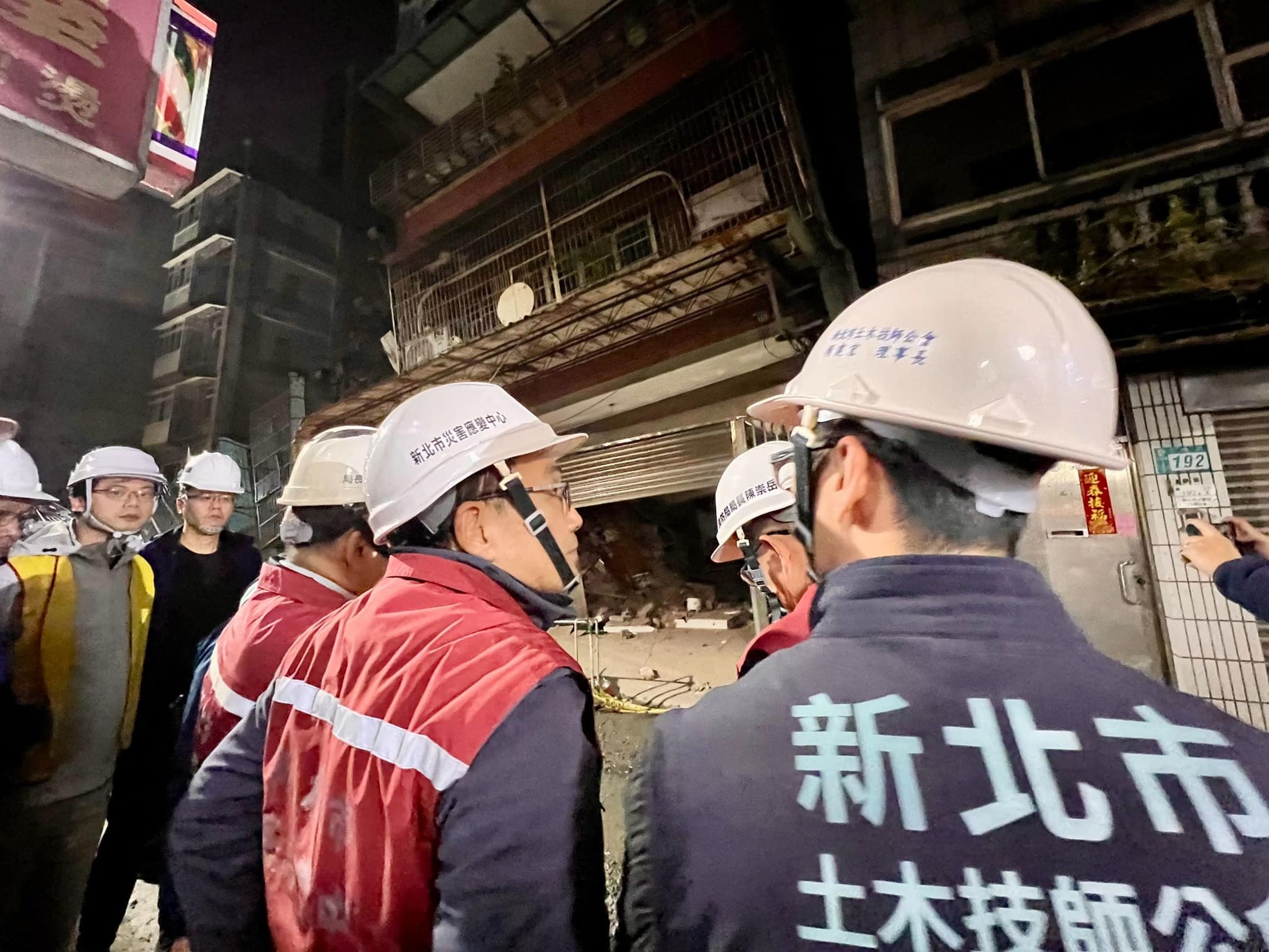 市長侯友宜晚間也趕抵現場查看,為保障周遭居民的安全,已將封鎖範圍擴大。(翻攝自侯友宜臉書)