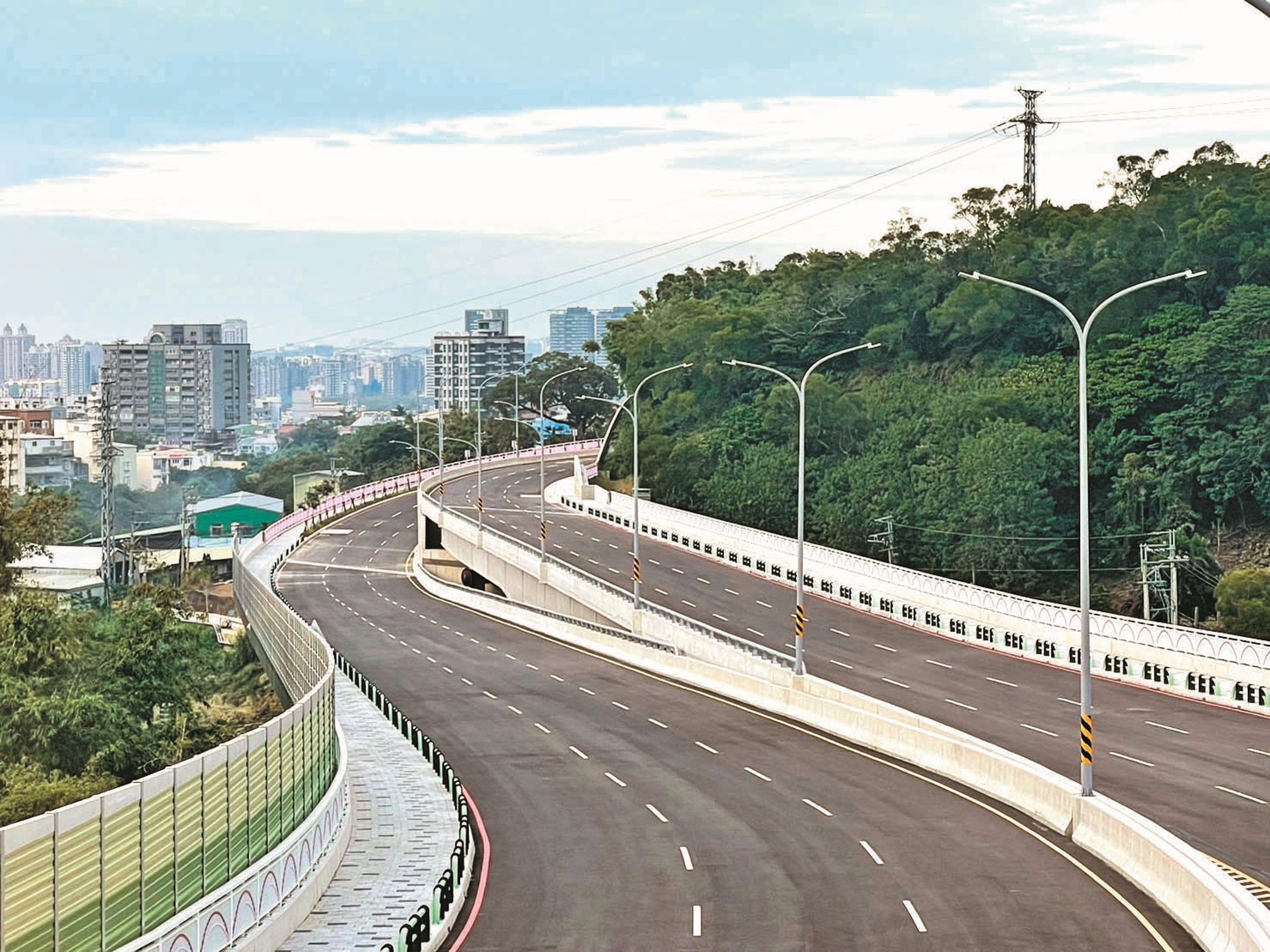 高鐵橋下道路三期通車後，由高鐵方向可直達竹科力行路，紓解台1線、經國橋及興隆路廊壅塞車流，強化大新竹路網服務。（新竹縣政府提供）
