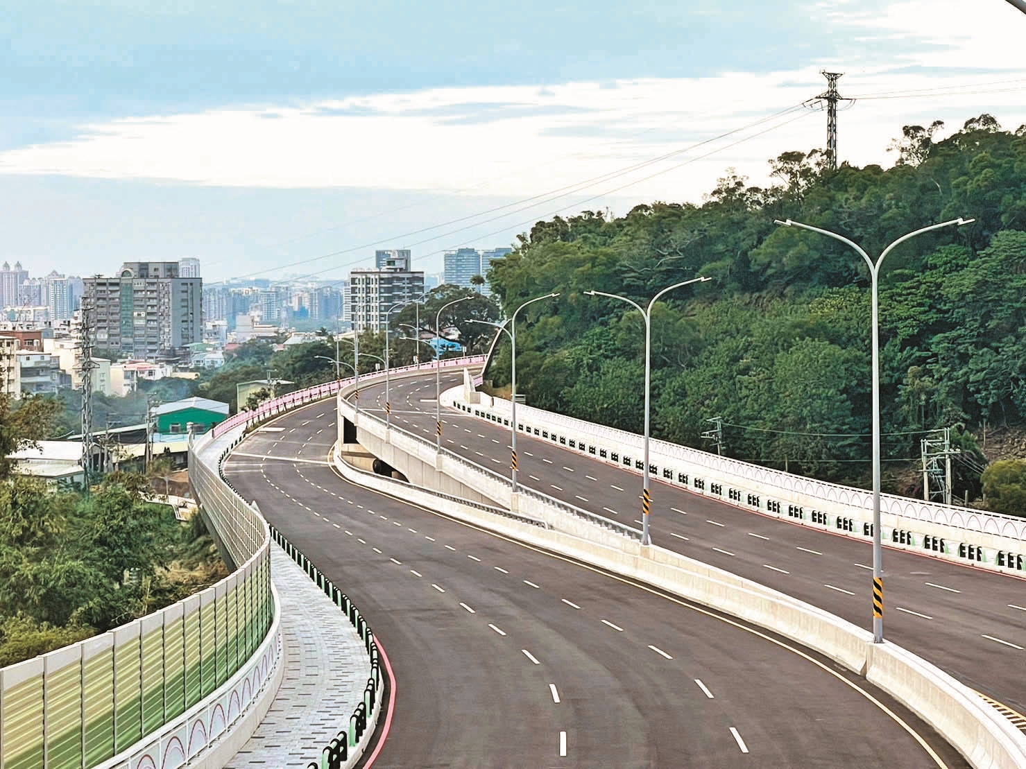 高鐵橋下道路三期通車後,由高鐵方向可直達竹科力行路,紓解台1線、經國橋及興隆路廊壅塞車流,強化大新竹路網服務。(新竹縣政府提供)