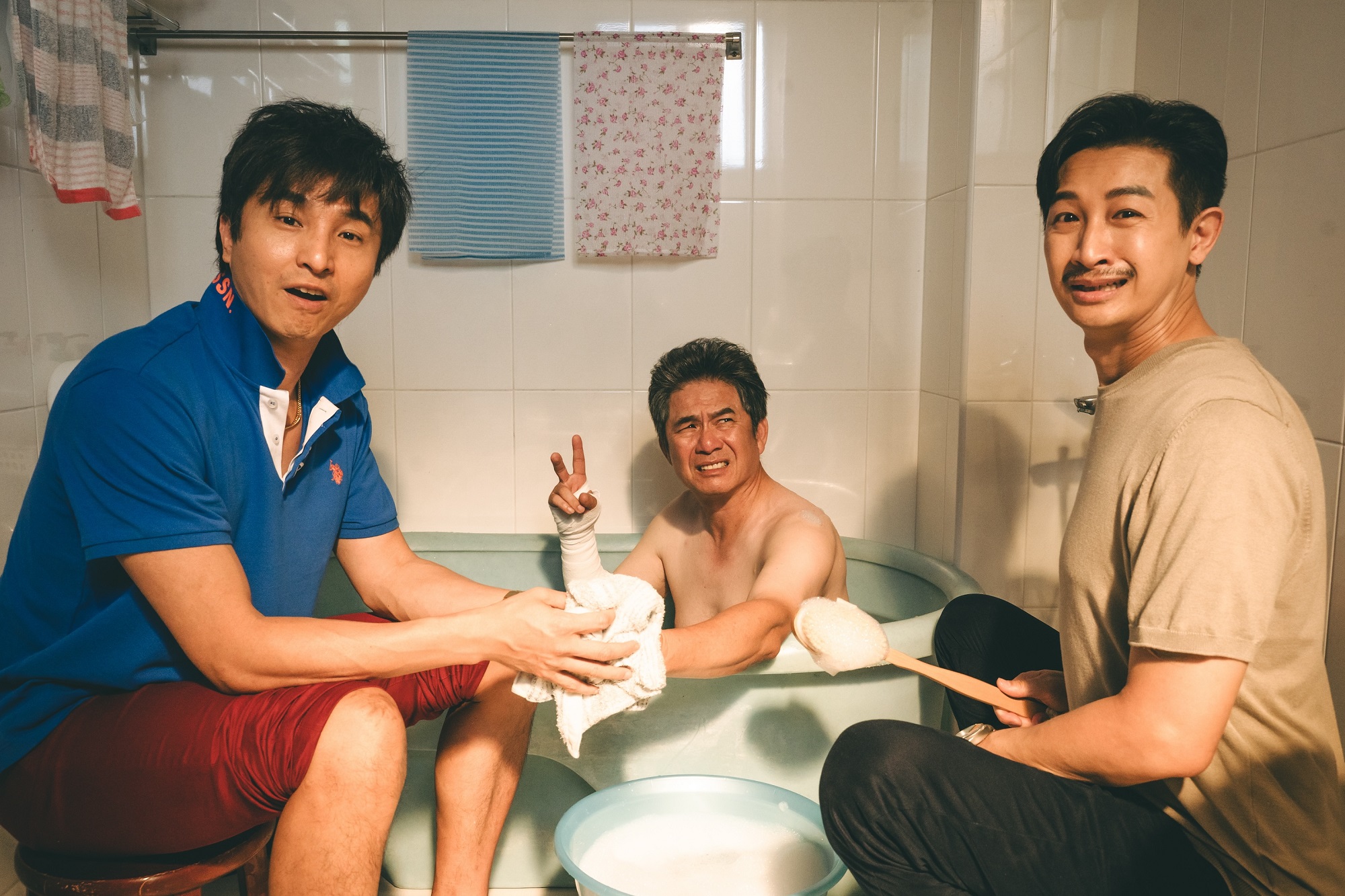 邱凱偉（右）和王少偉（左）覬覦洪都拉斯（中）遺產猛獻殷勤，還搶幫手受傷的他洗澡，鬧出不少笑話。（公視提供）