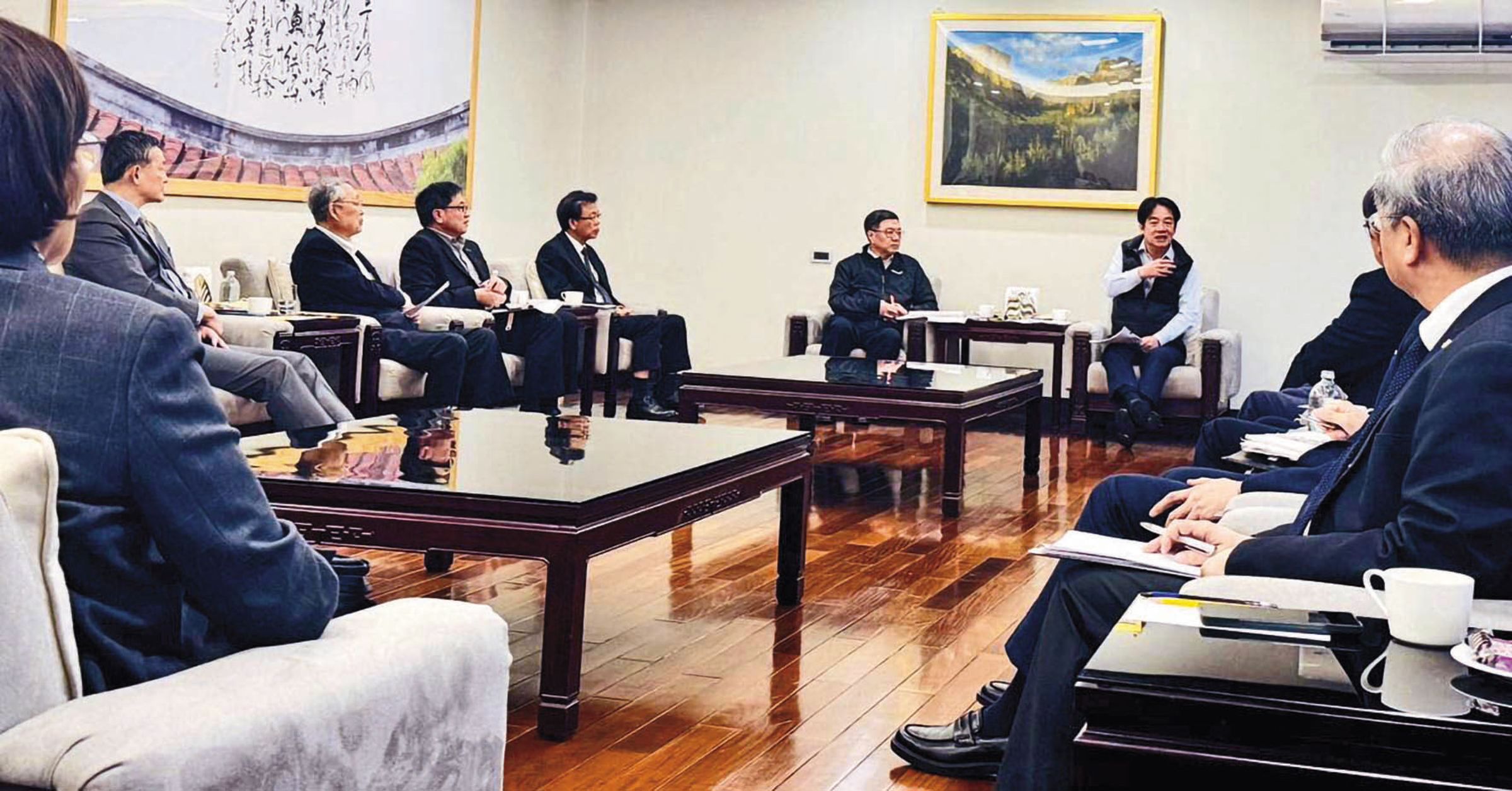 為因應川普關稅，總統賴清德5日在官邸與鴻海董事長劉揚偉、和碩董事長童子賢、金仁寶集團總裁許勝雄等人進行座談。（總統府提供）
