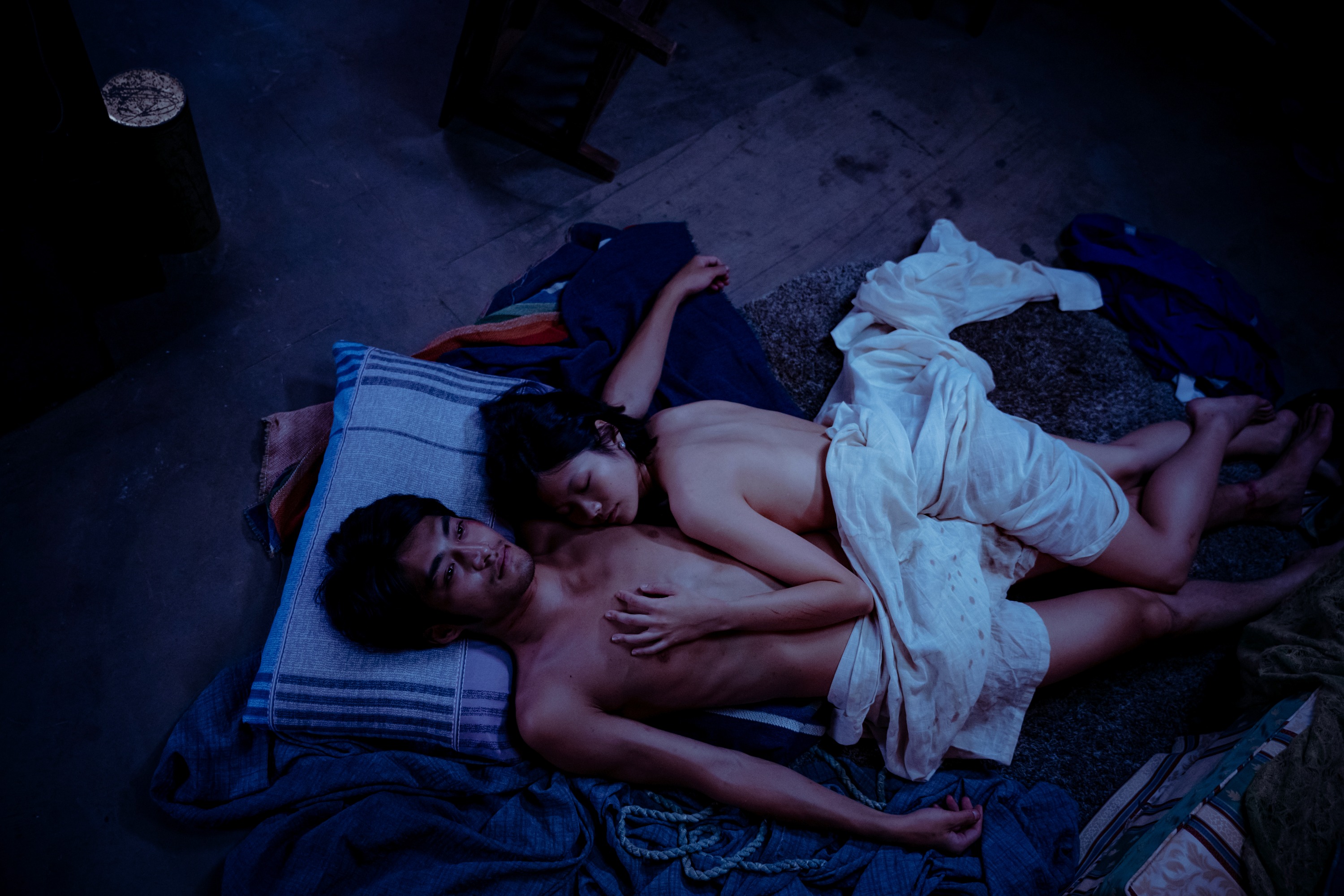 潘綱大（下）、柯泯薰（上）在《河鰻》詮釋一段發生在孤島上的相遇與救贖，挑戰多場露骨親密戲。（底噪影像提供）