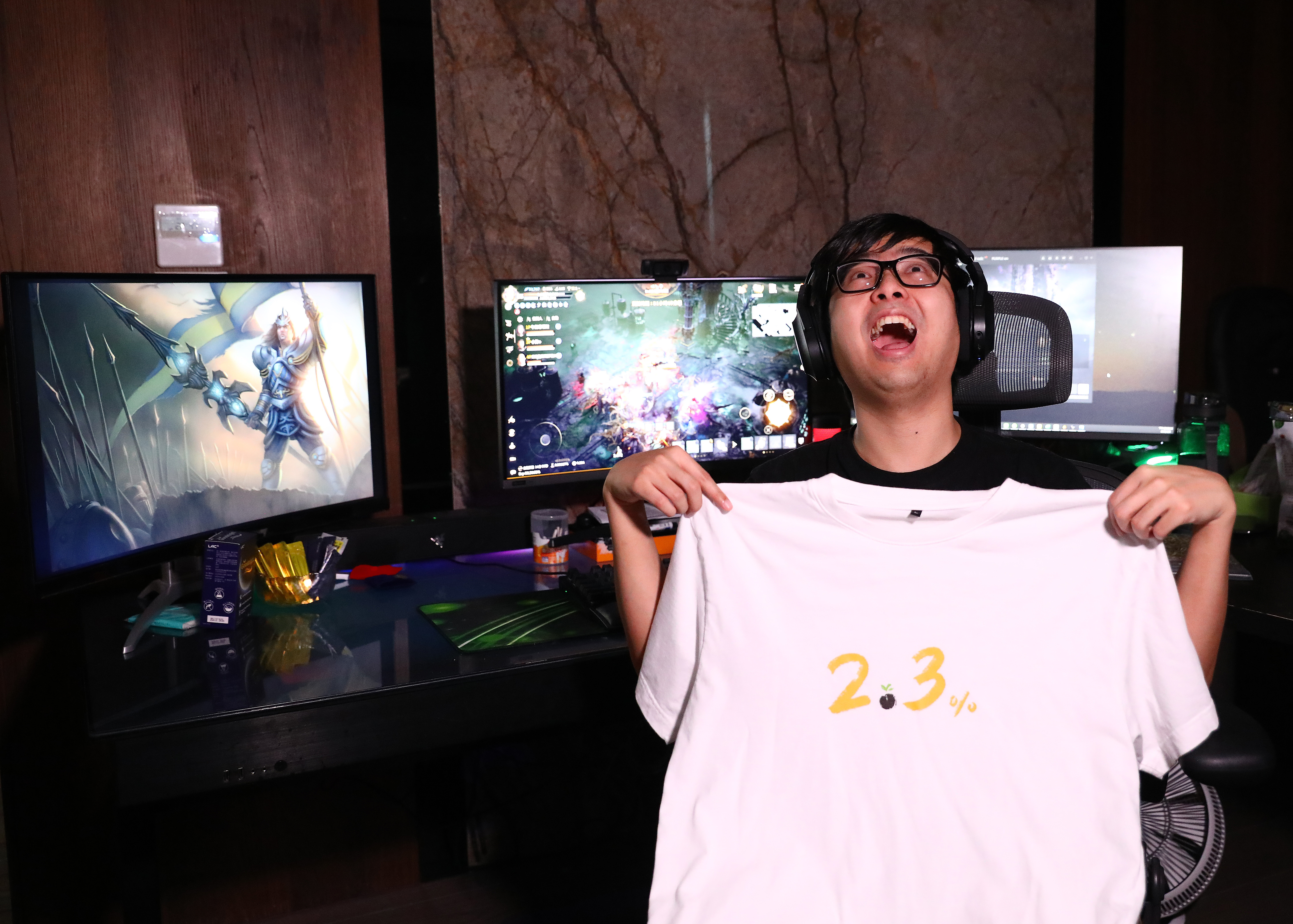 丁特在《天堂M》花上百萬製作道具後，發現機率只有2.3%，他以此製作T恤，嘲諷遊戲橘子公司黑心。