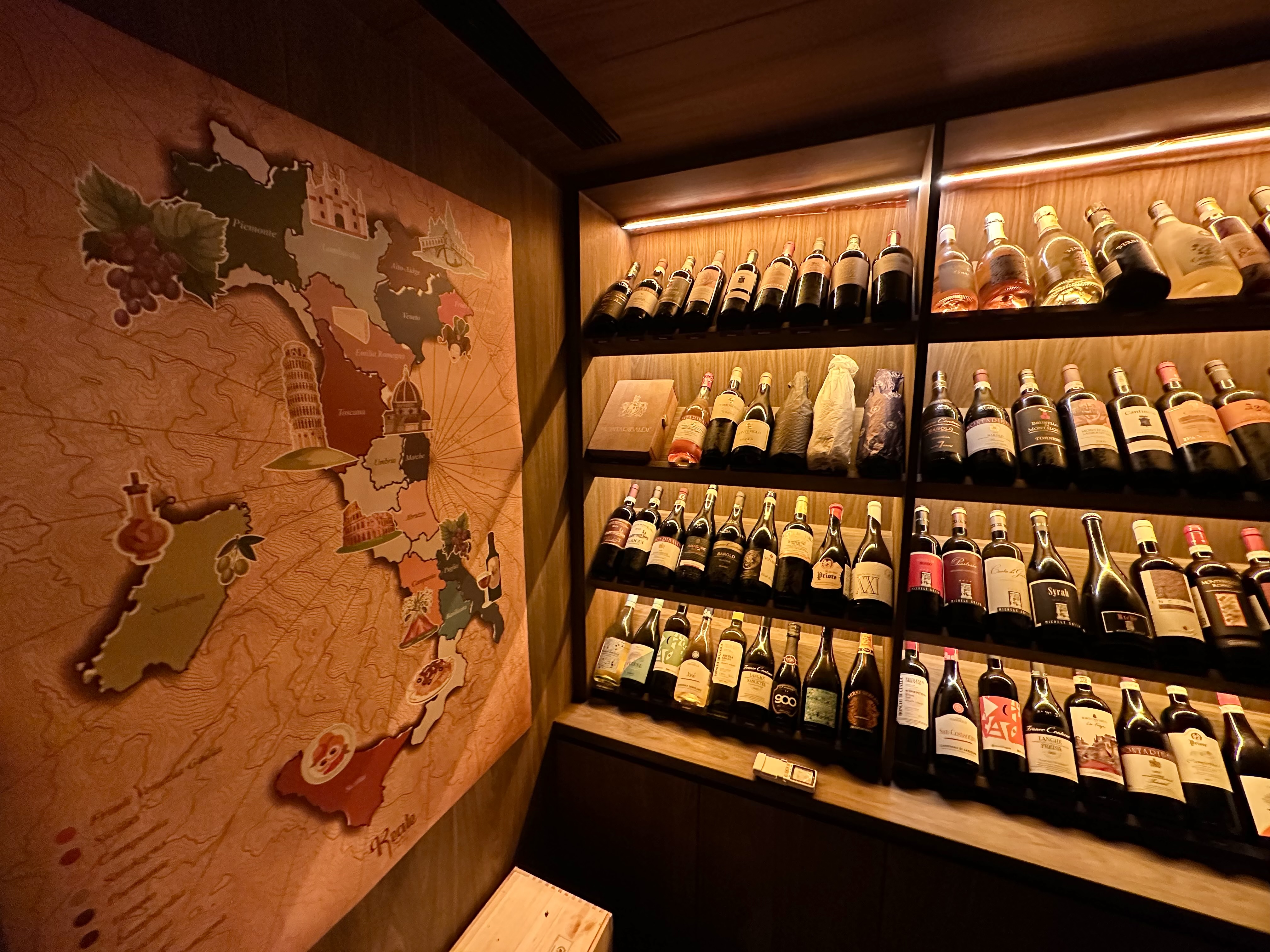 餐廳酒單橫跨義大利南北12個葡萄酒產區，從1瓶550元的親民佐餐酒，到DOCG認證最高等級的冥想酒都喝得到。