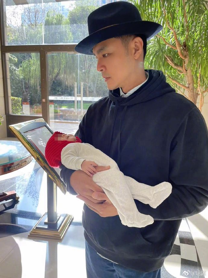 明道抱著嬰兒,動作相當溫柔。(翻攝自明道微博)