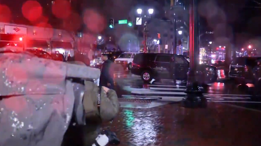 拜登的總統車隊遭轎車衝撞，特勤人員不敢大意立刻拔槍上前。（翻攝自X）